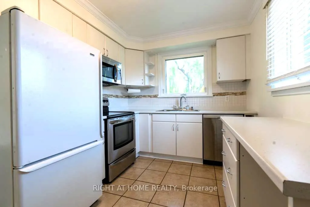 714 Dunlop Street W, #(UPPER)