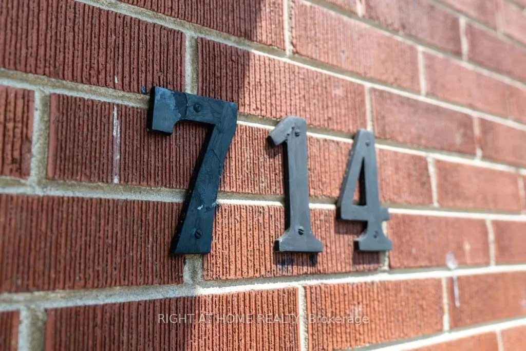 714 Dunlop Street W, #(UPPER)