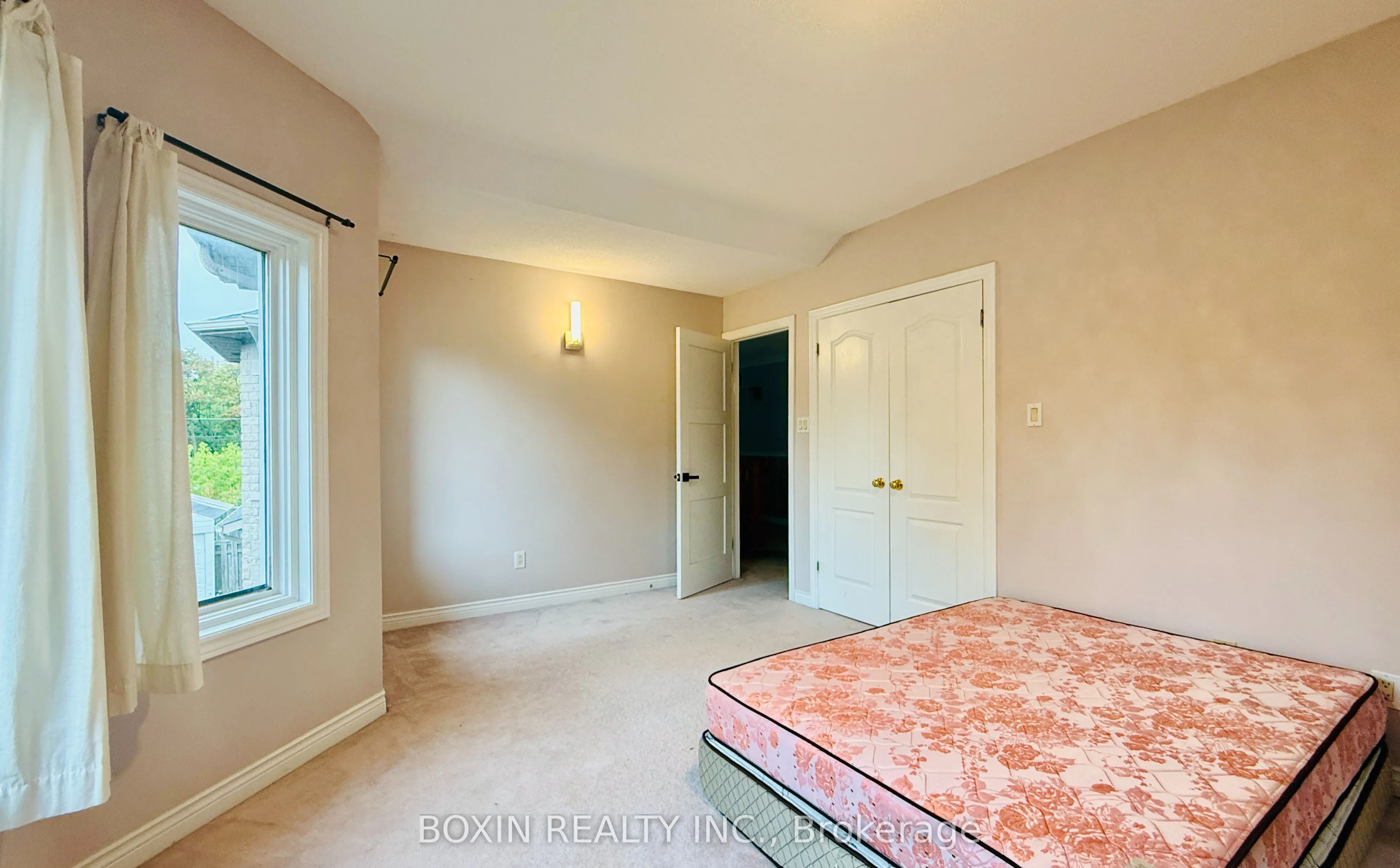 1 Adirondack Gate, #Room 3