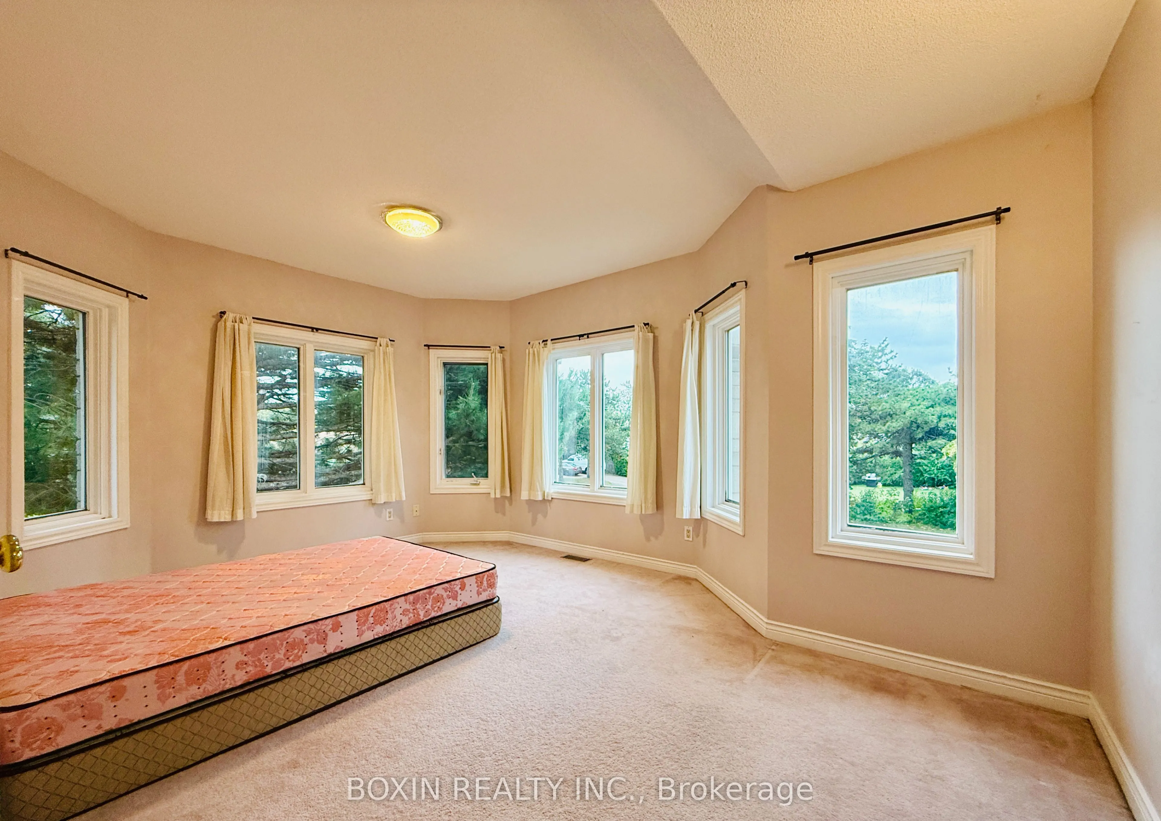 1 Adirondack Gate, #Room 3