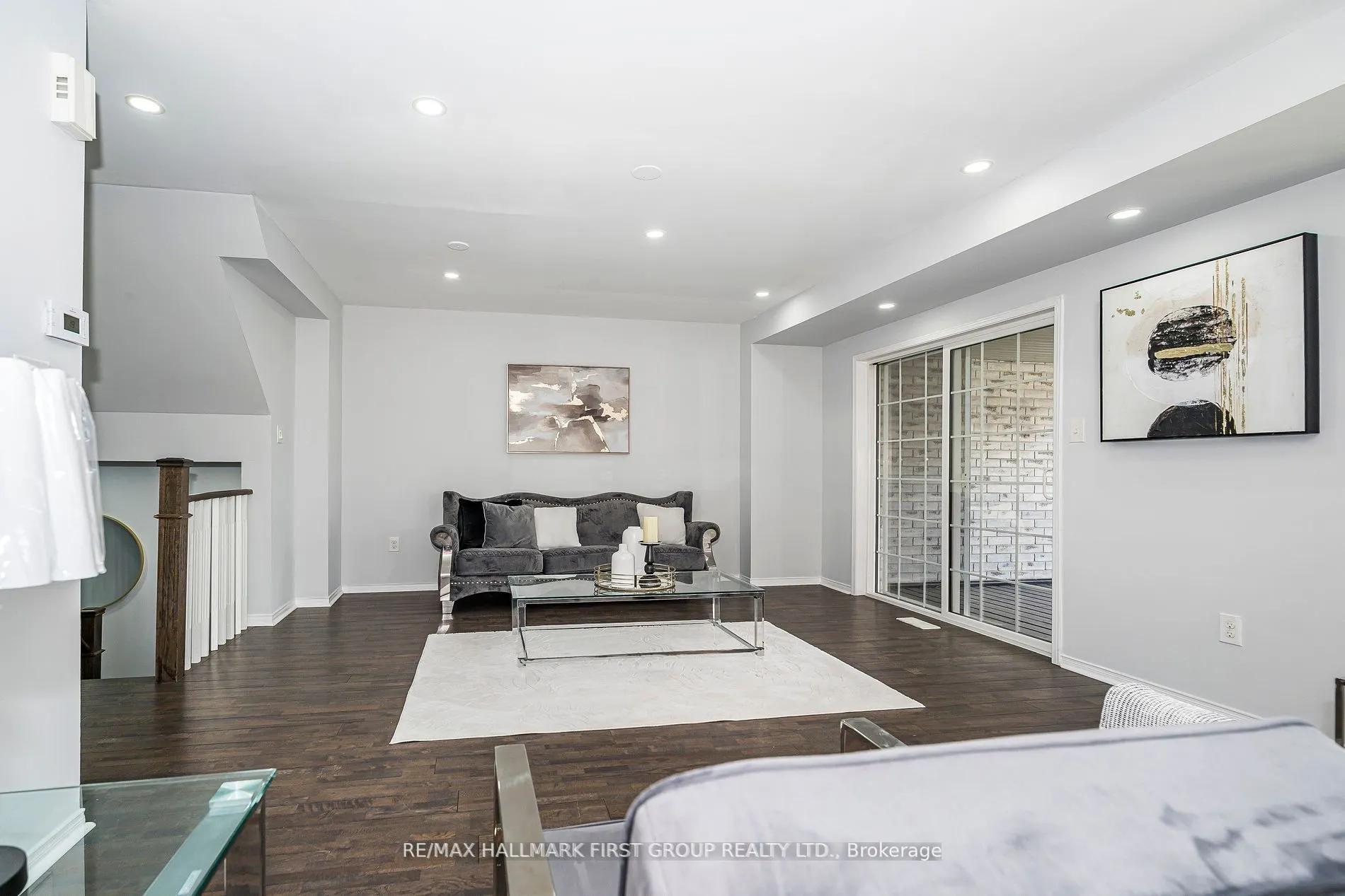 527 Rossland Road E