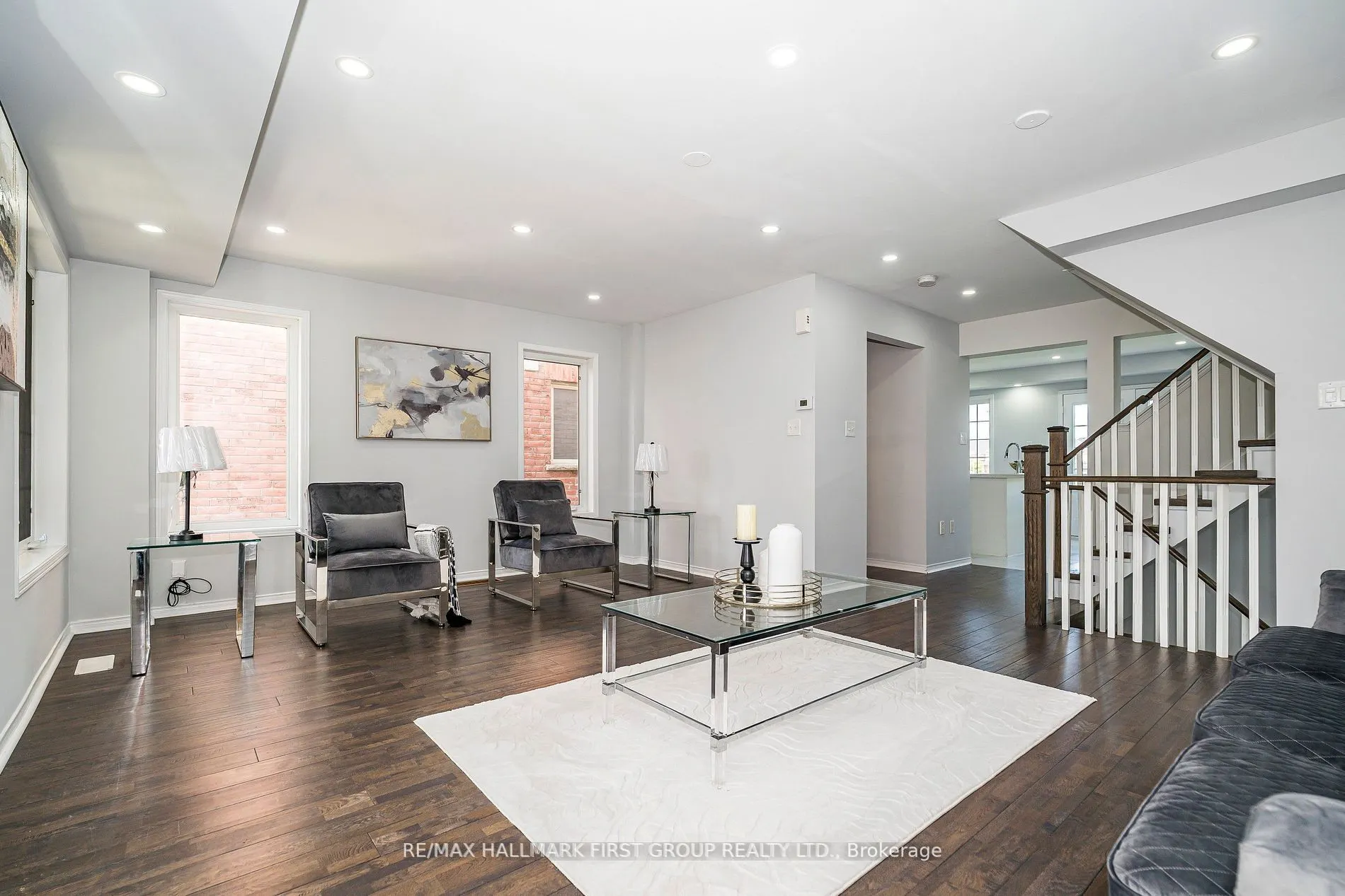 527 Rossland Road E