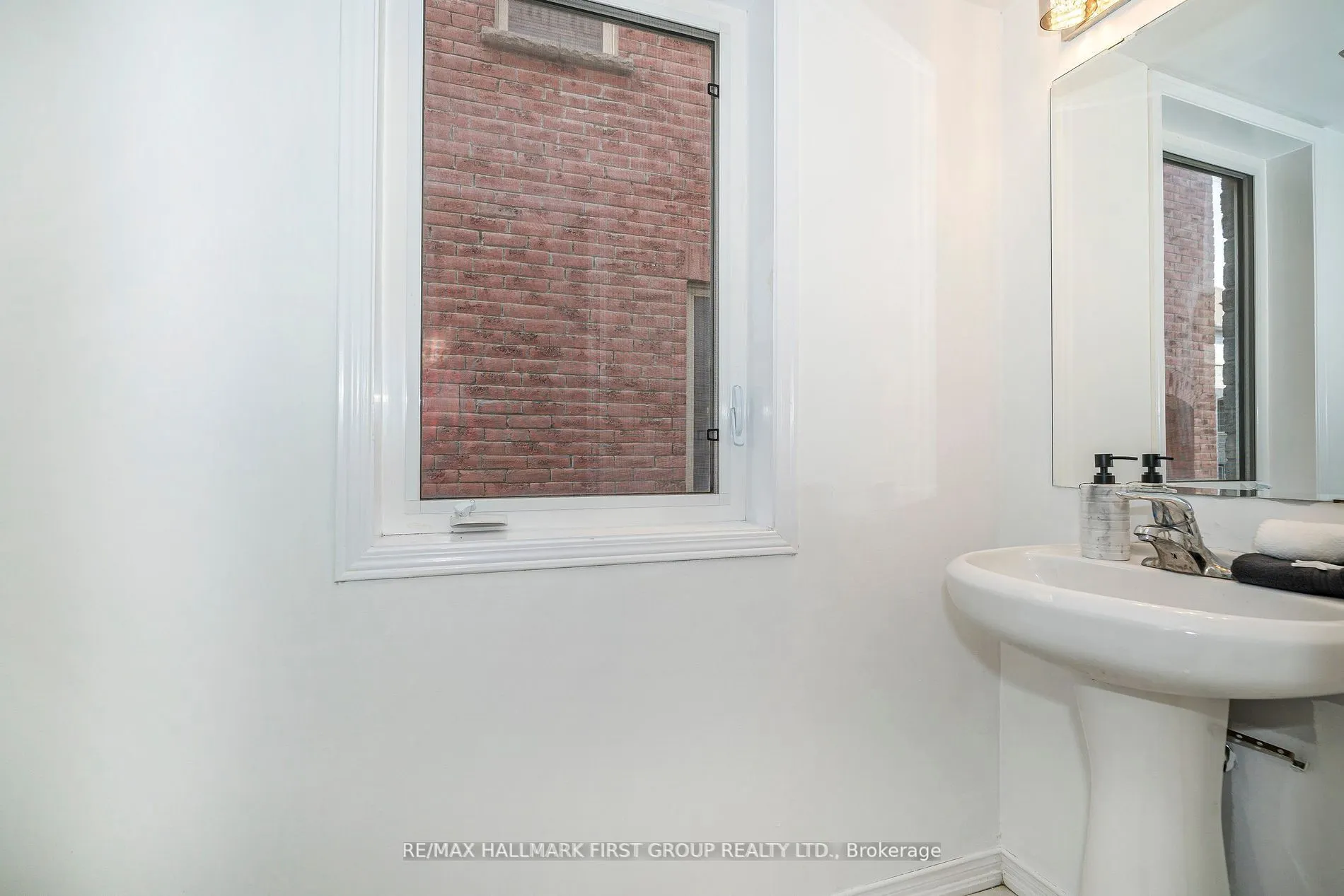 527 Rossland Road E