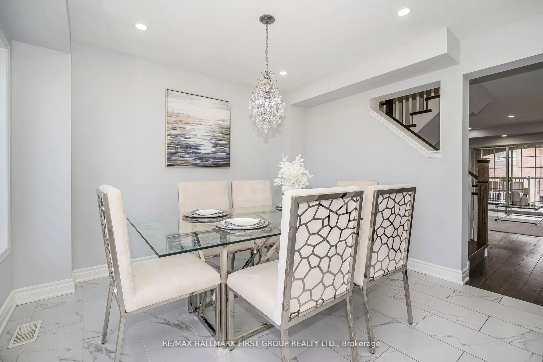 527 Rossland Road E