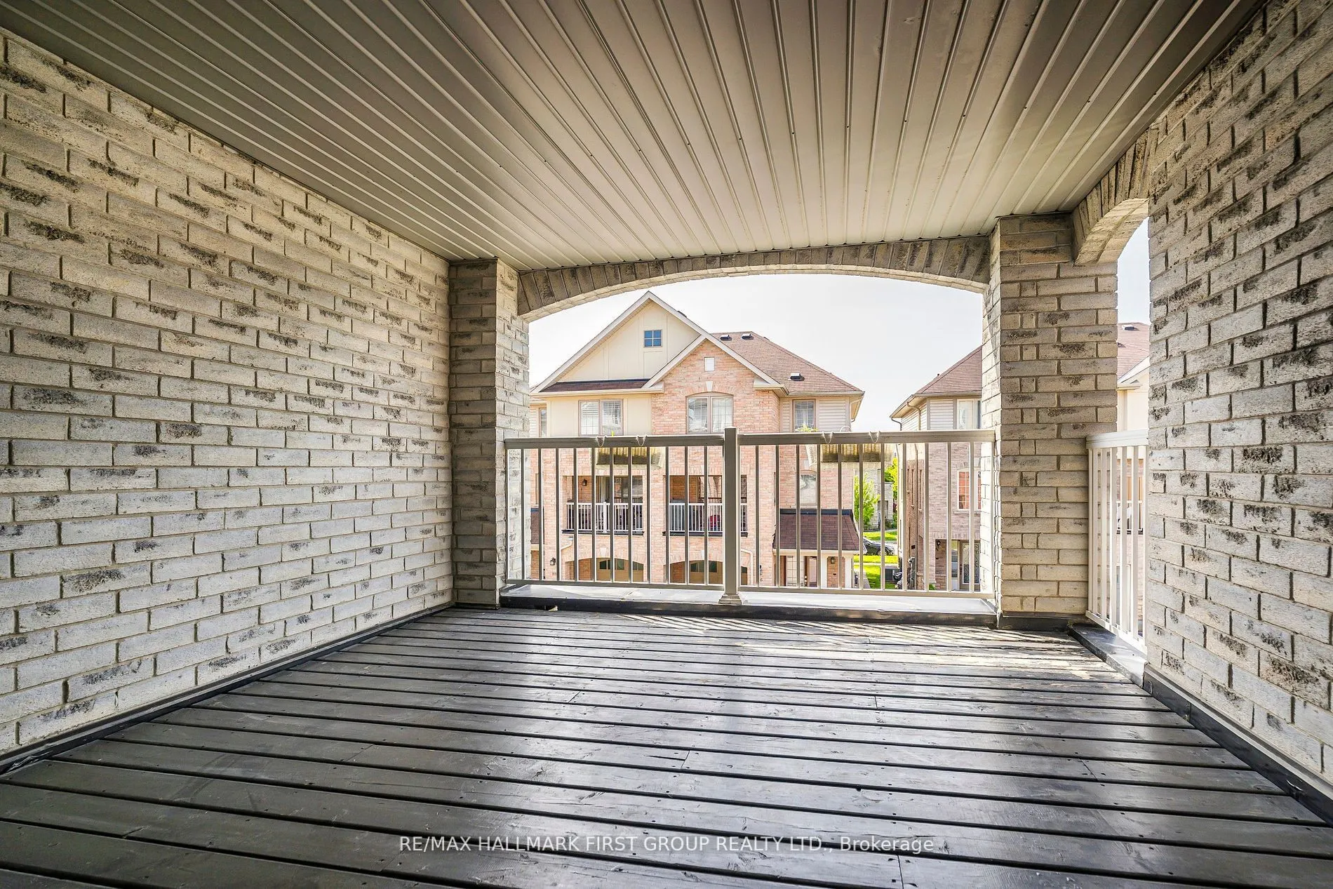 527 Rossland Road E