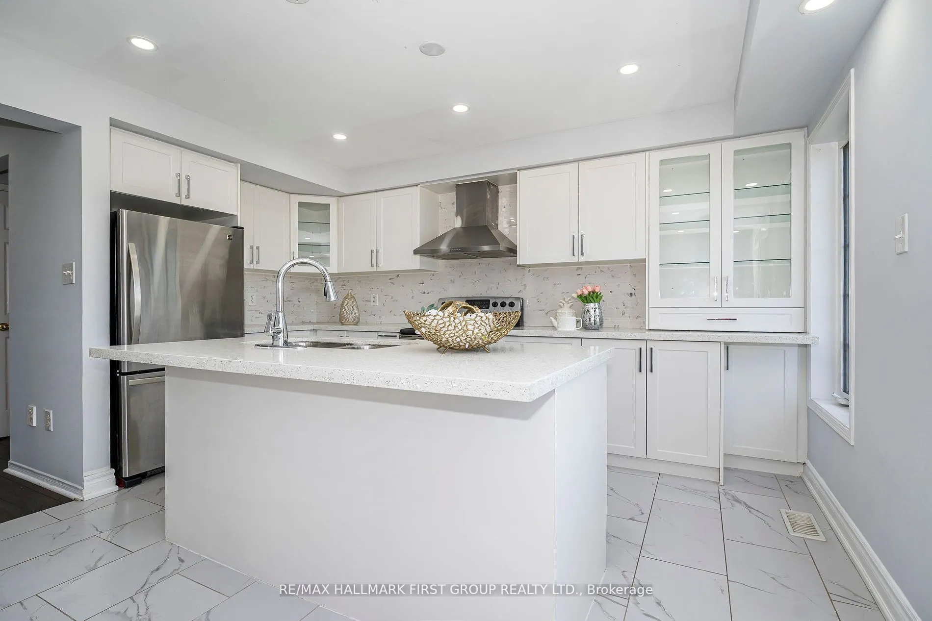 527 Rossland Road E