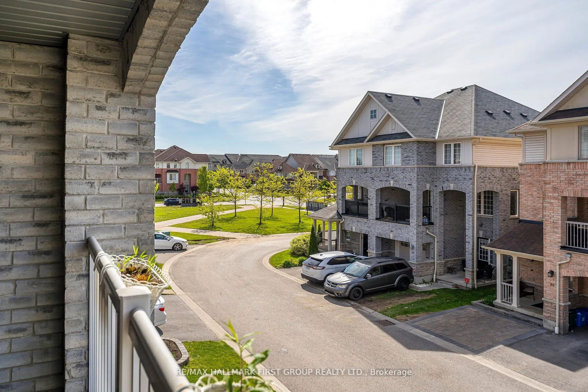 527 Rossland Road E