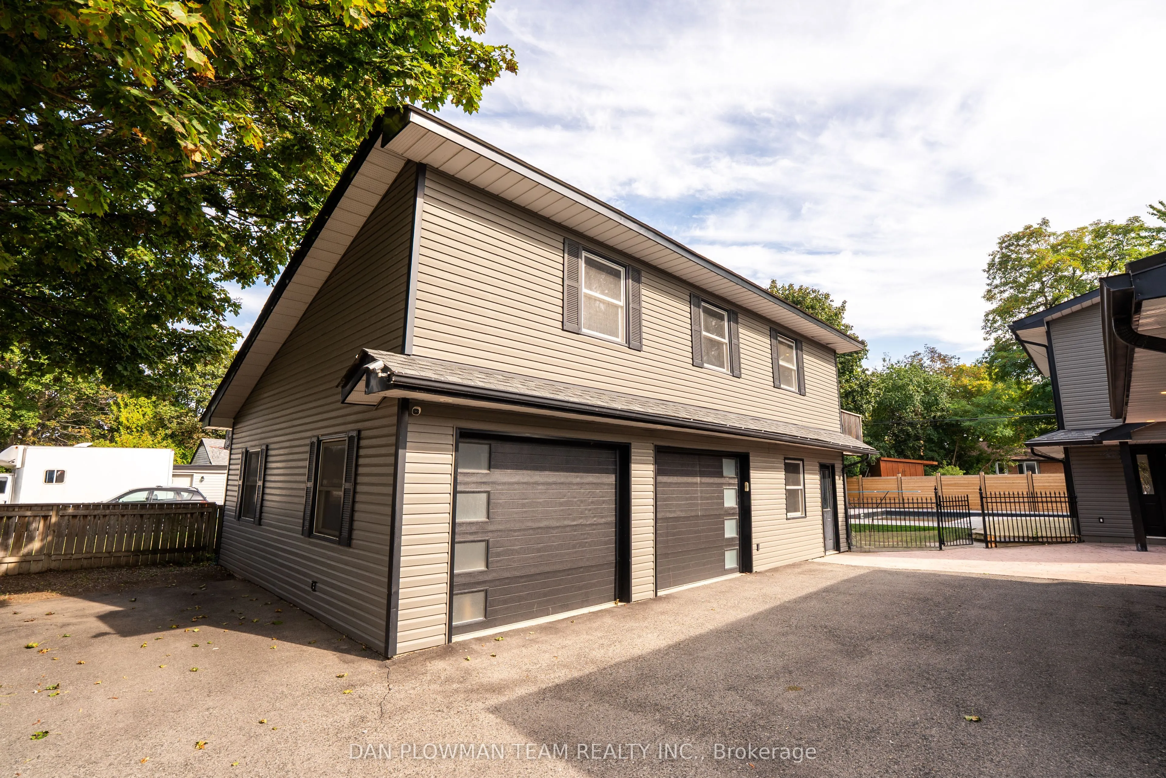 1007 Dunlop Street E