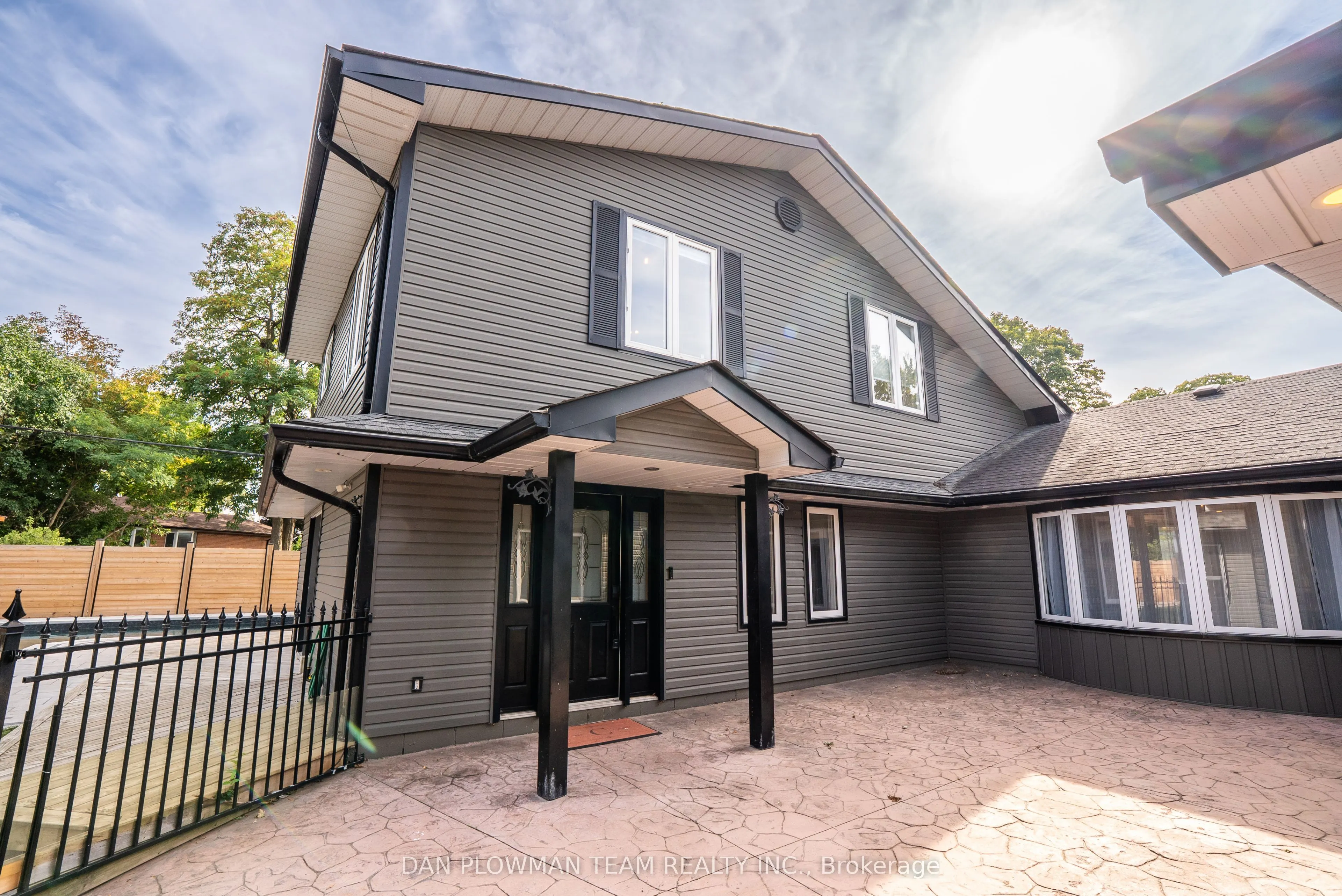 1007 Dunlop Street E