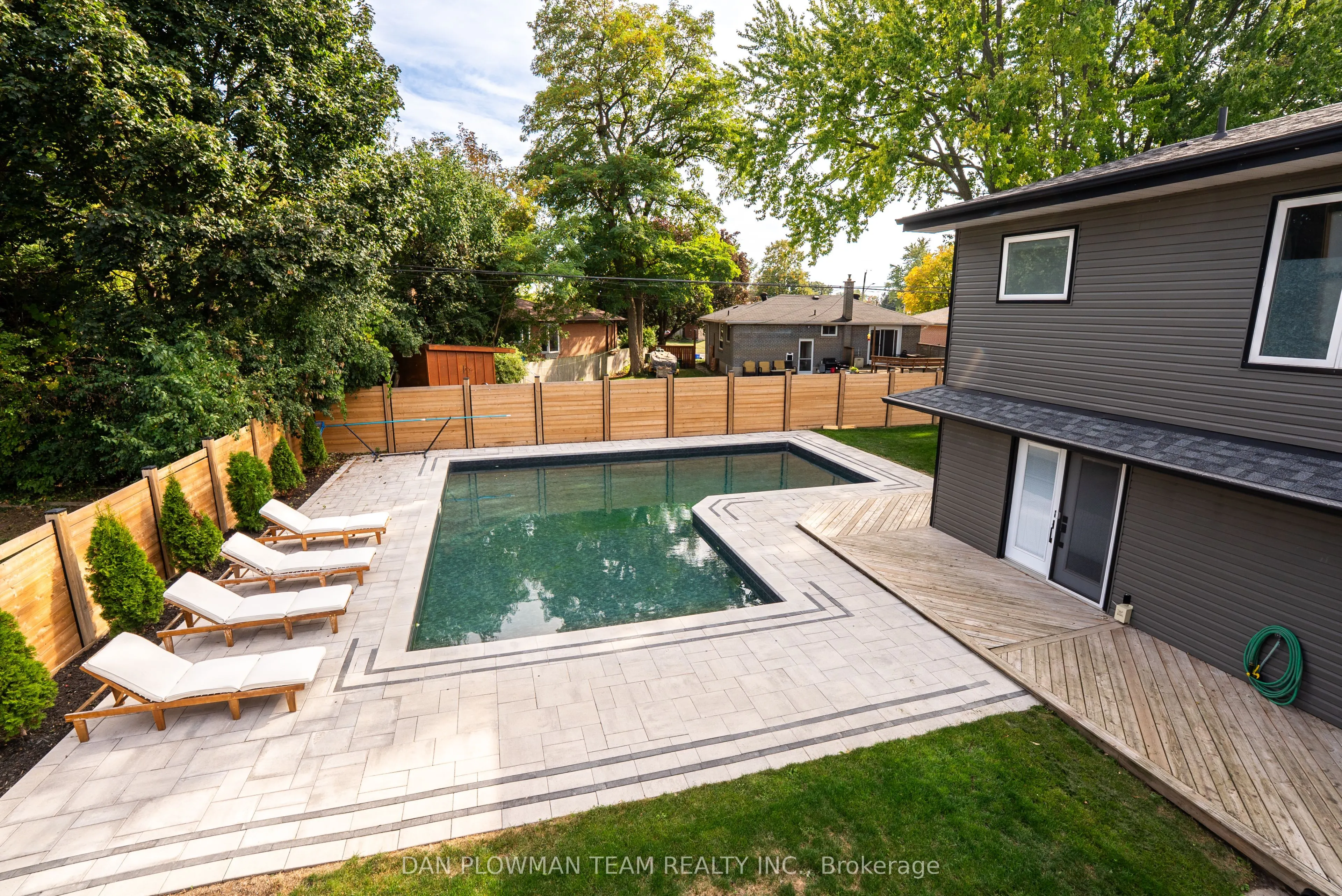 1007 Dunlop Street E