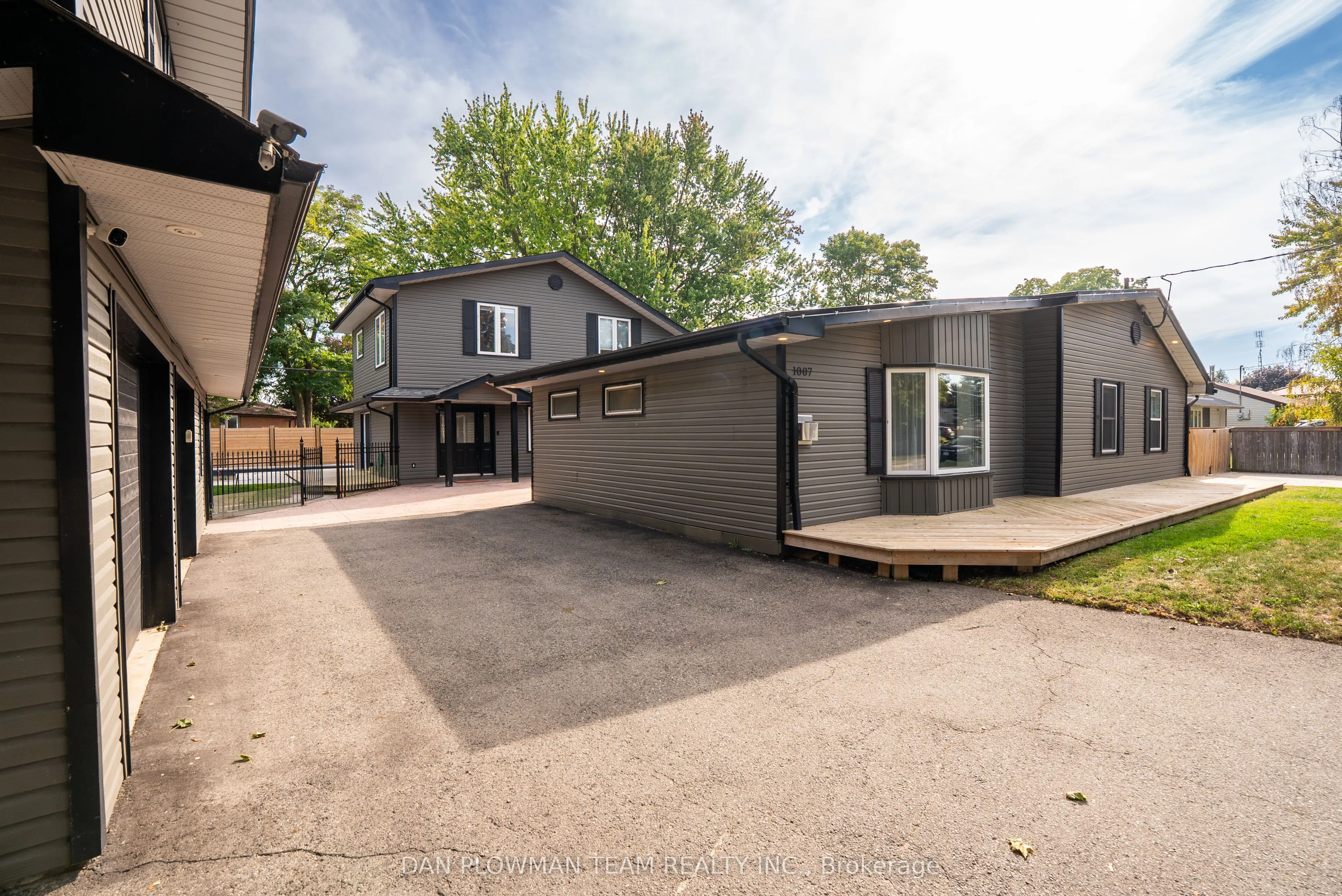1007 Dunlop Street E