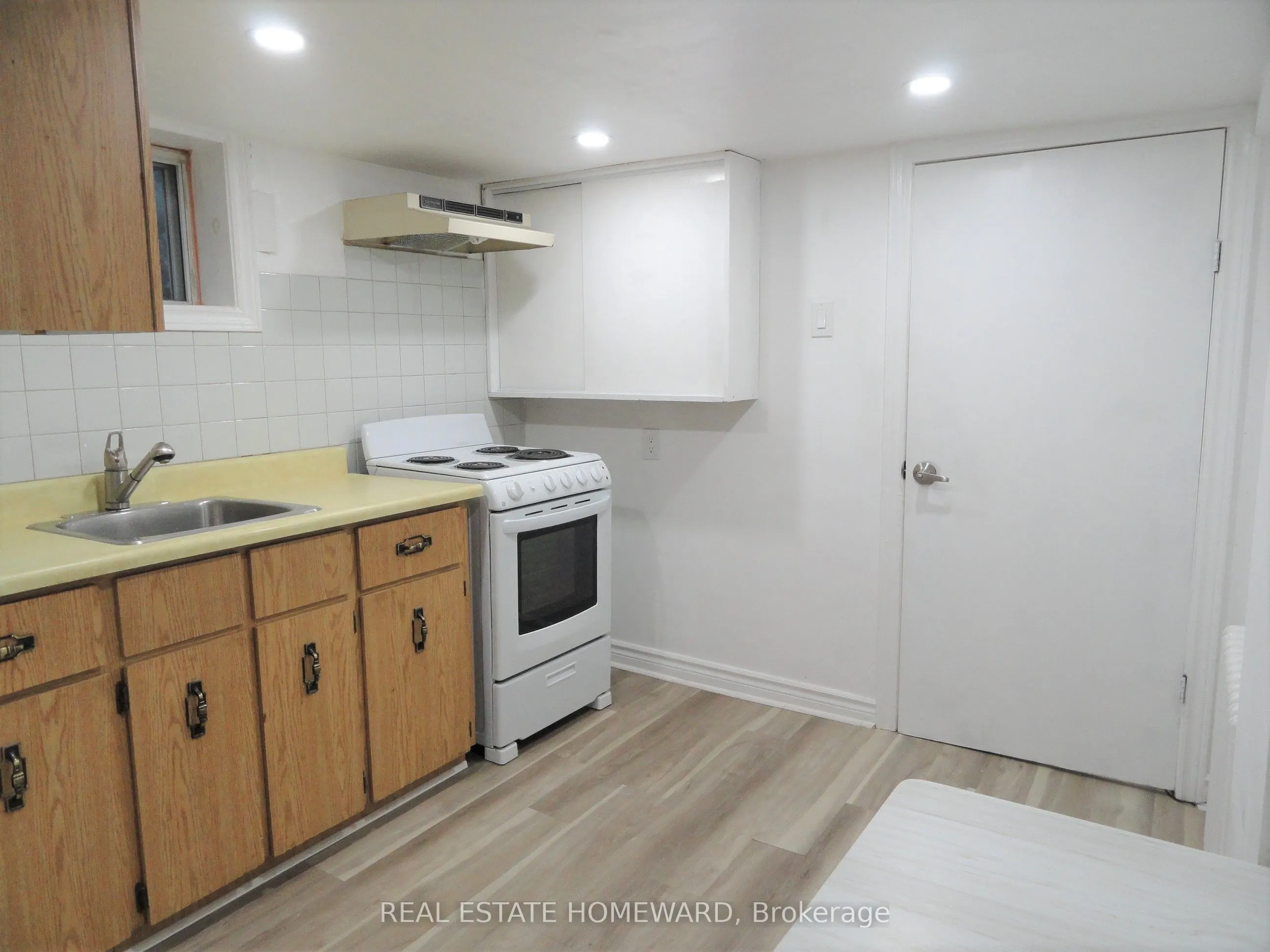 328 Linsmore Crescent, #(lower level)