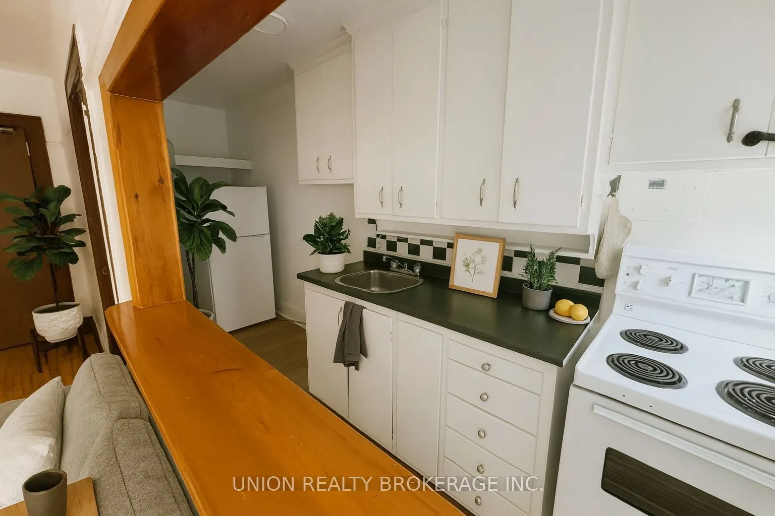 2401 Queen Street E, #33