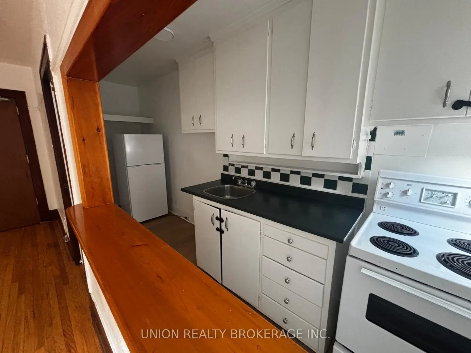 2401 Queen Street E, #33
