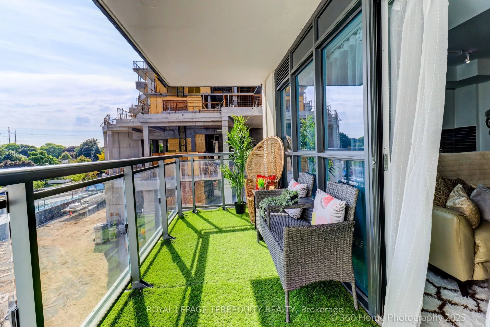 20 Meadowglen Place, #326