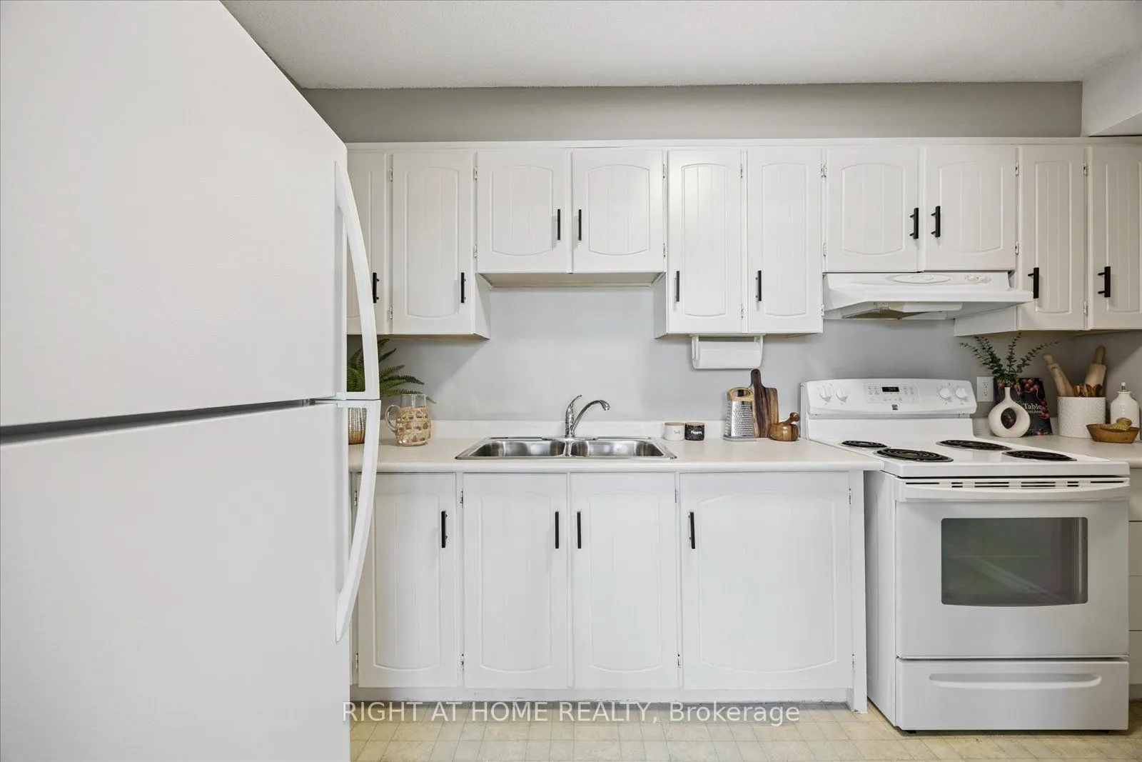 55 William Street E, #411