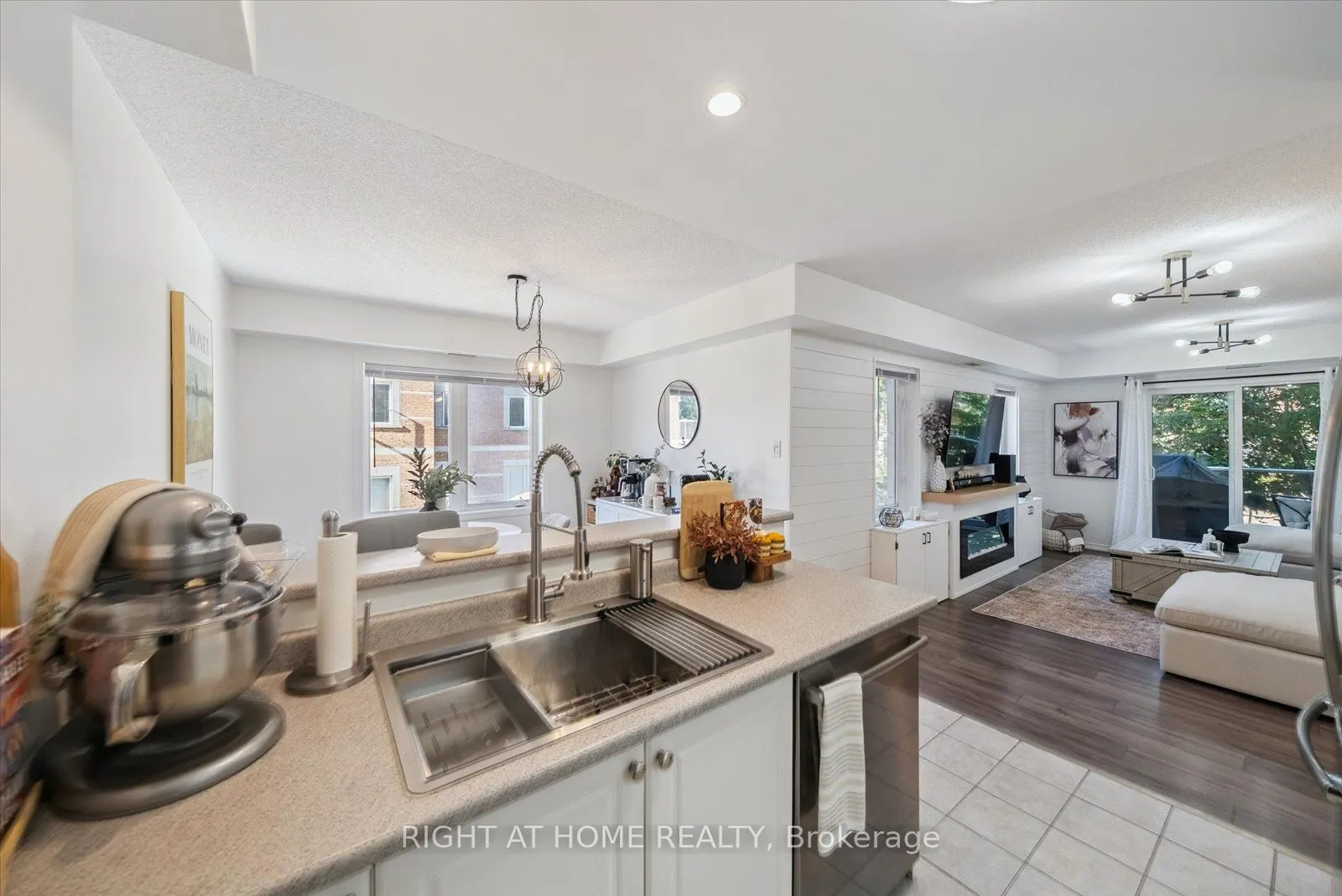 55 William Street E, #411