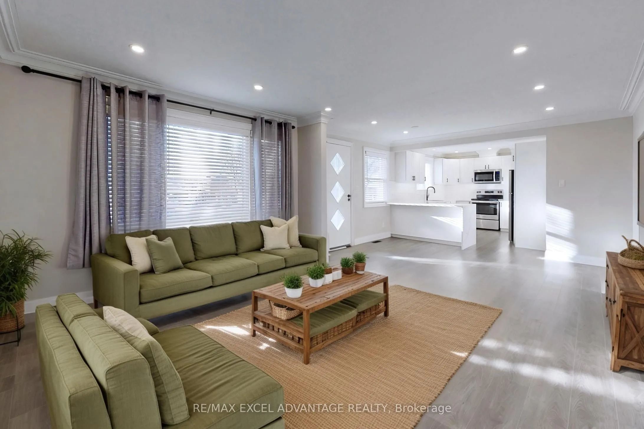 558 Adelaide Avenue W, #Main