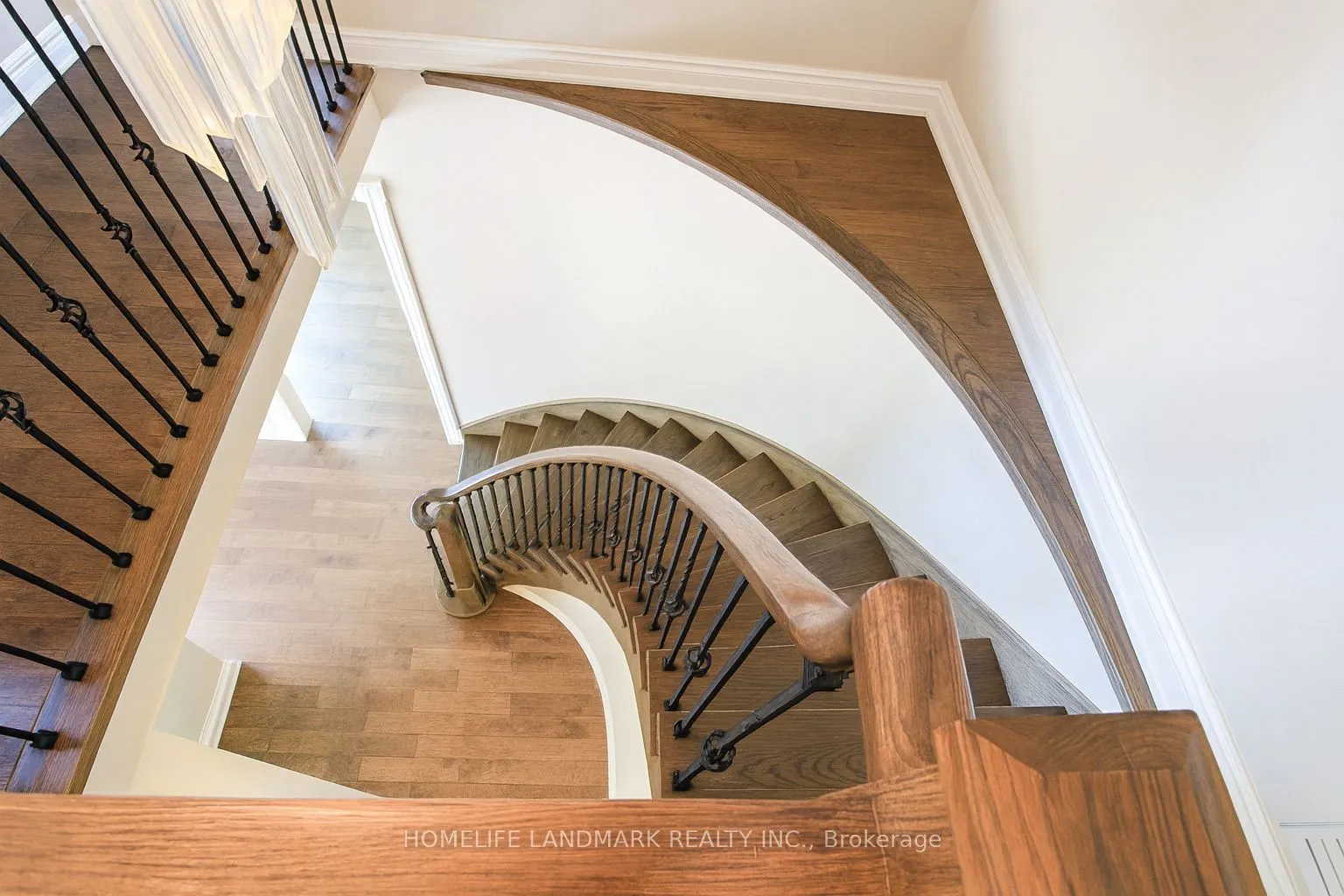 241 Lake Driveway Drive W