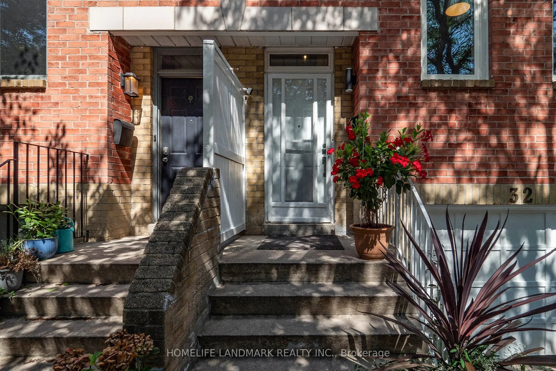 32 Coatsworth Crescent