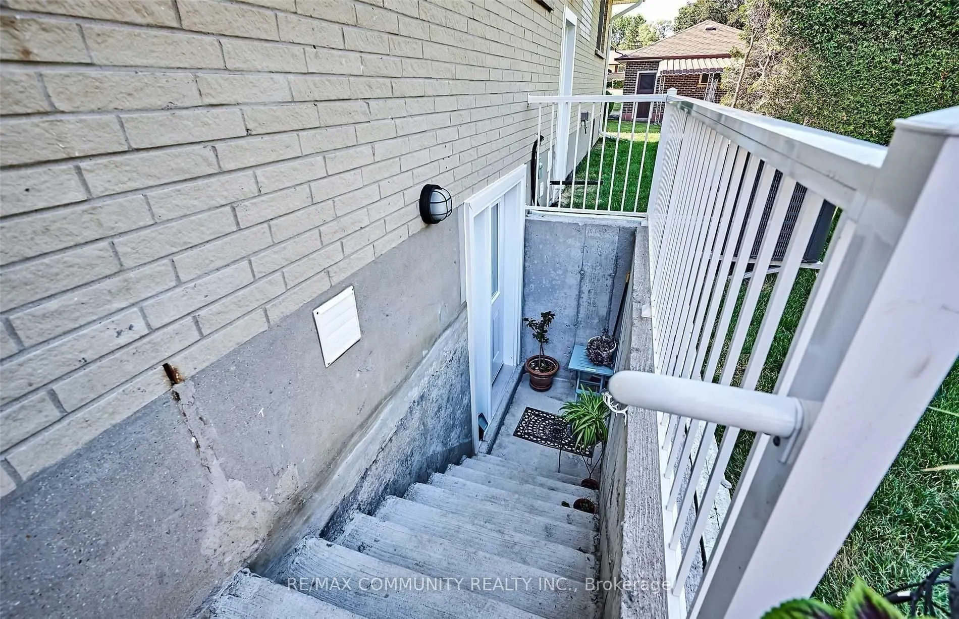 837 Glenrush Street