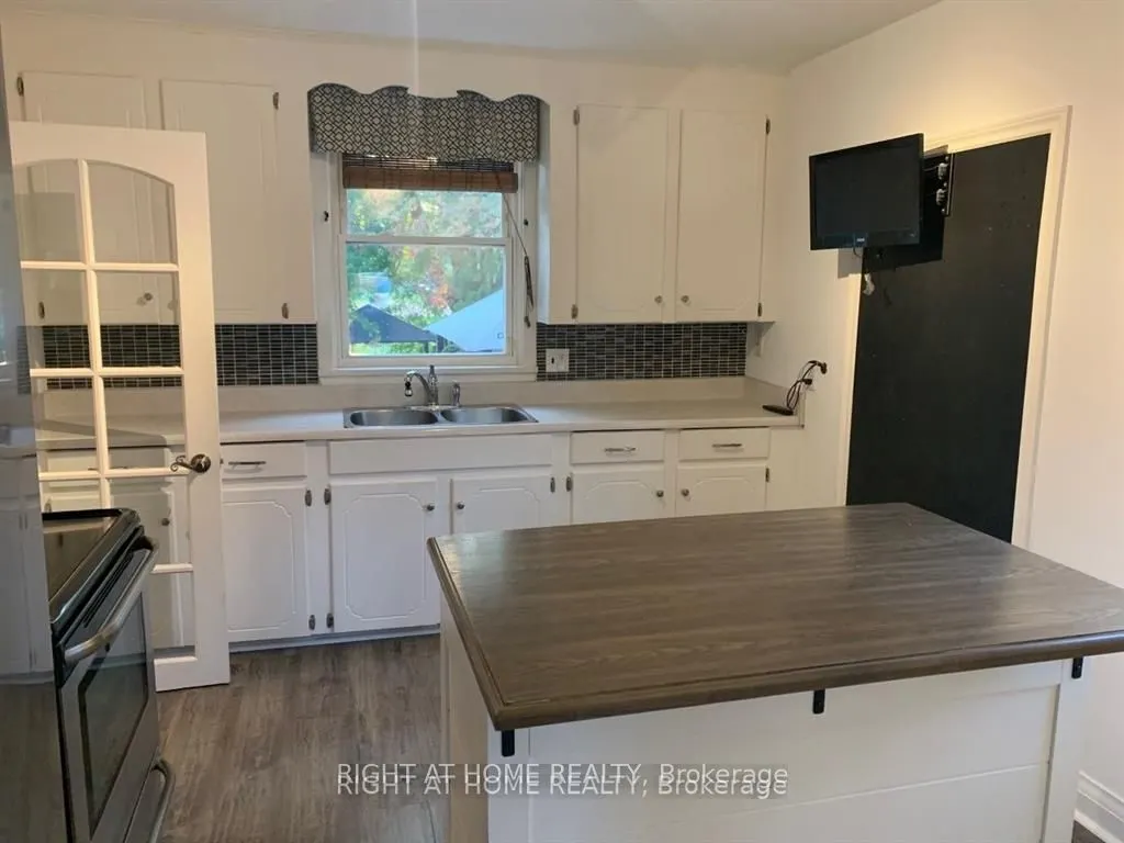 242 Cadillac Avenue S