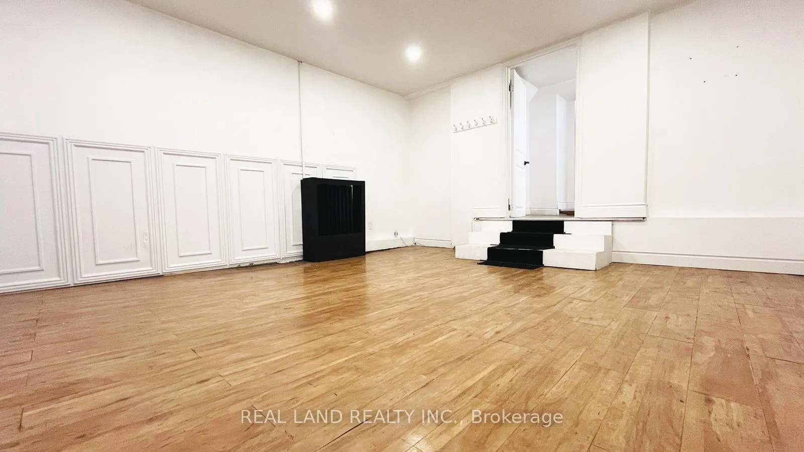 33 King Street E