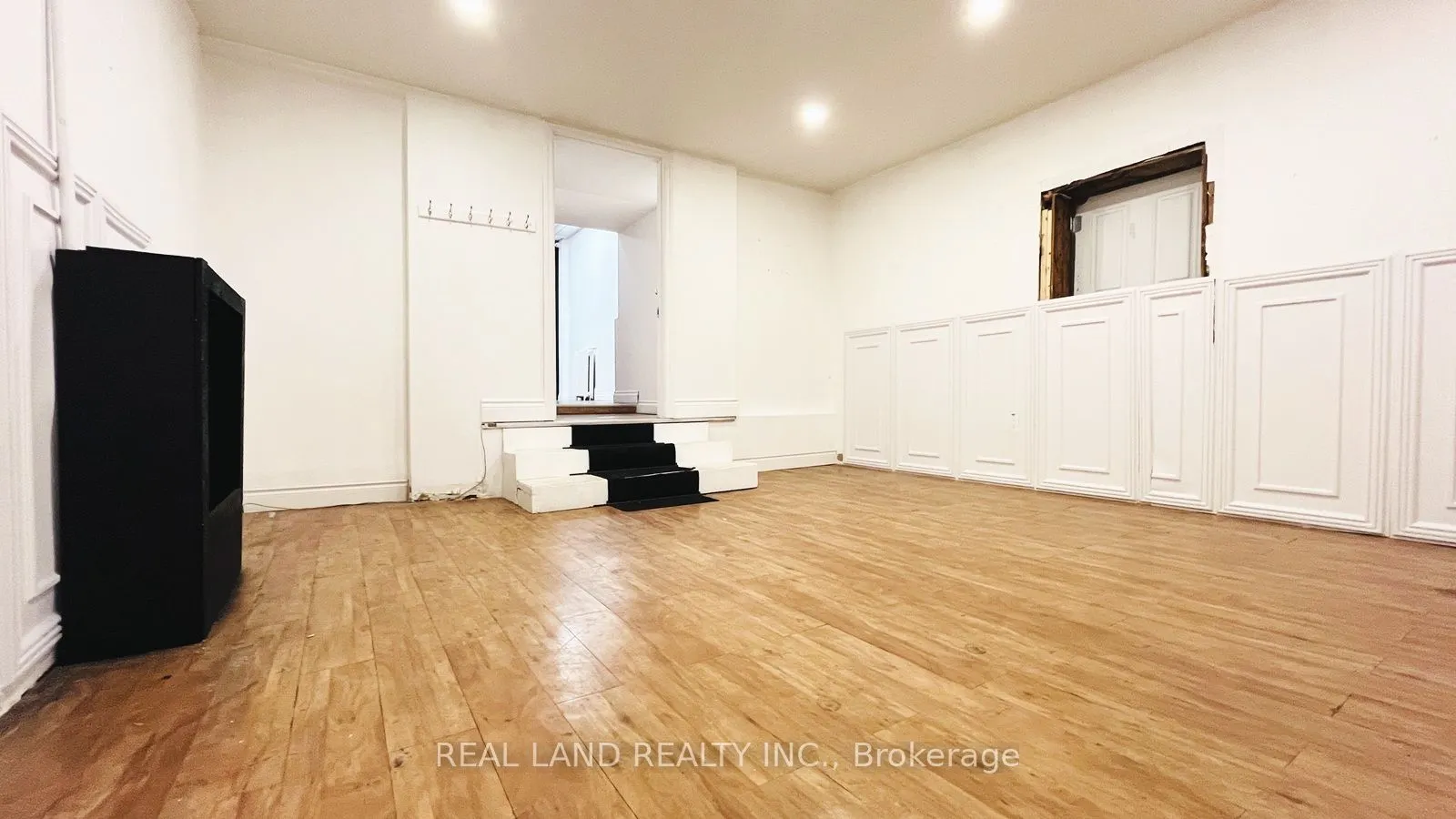 33 King Street E