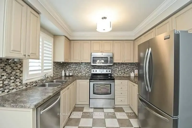 25 Fry Crescent