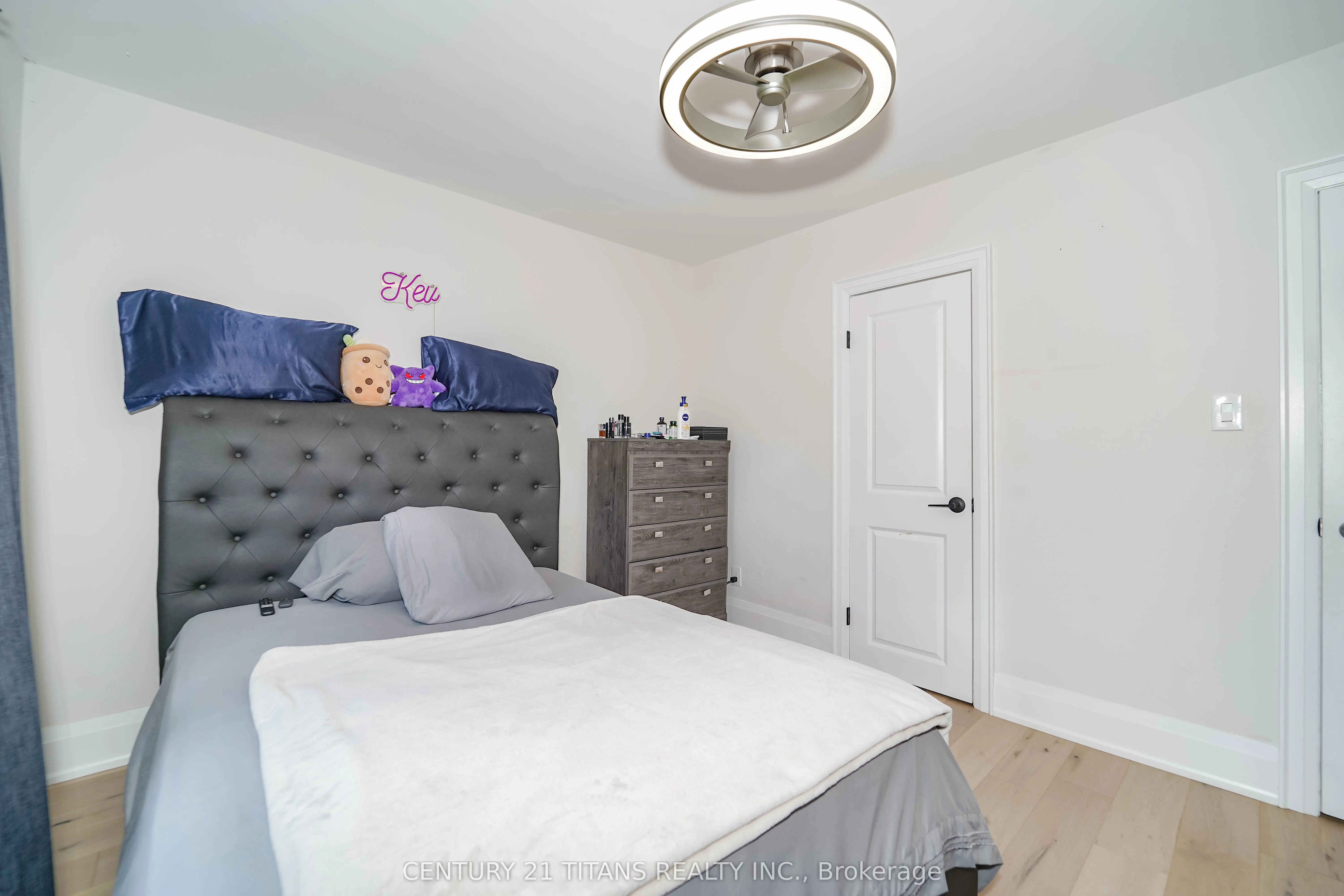 42 Pixley Crescent
