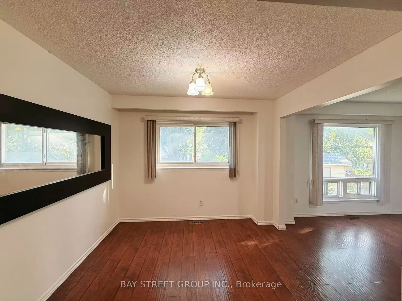 182 Carolbreen Square