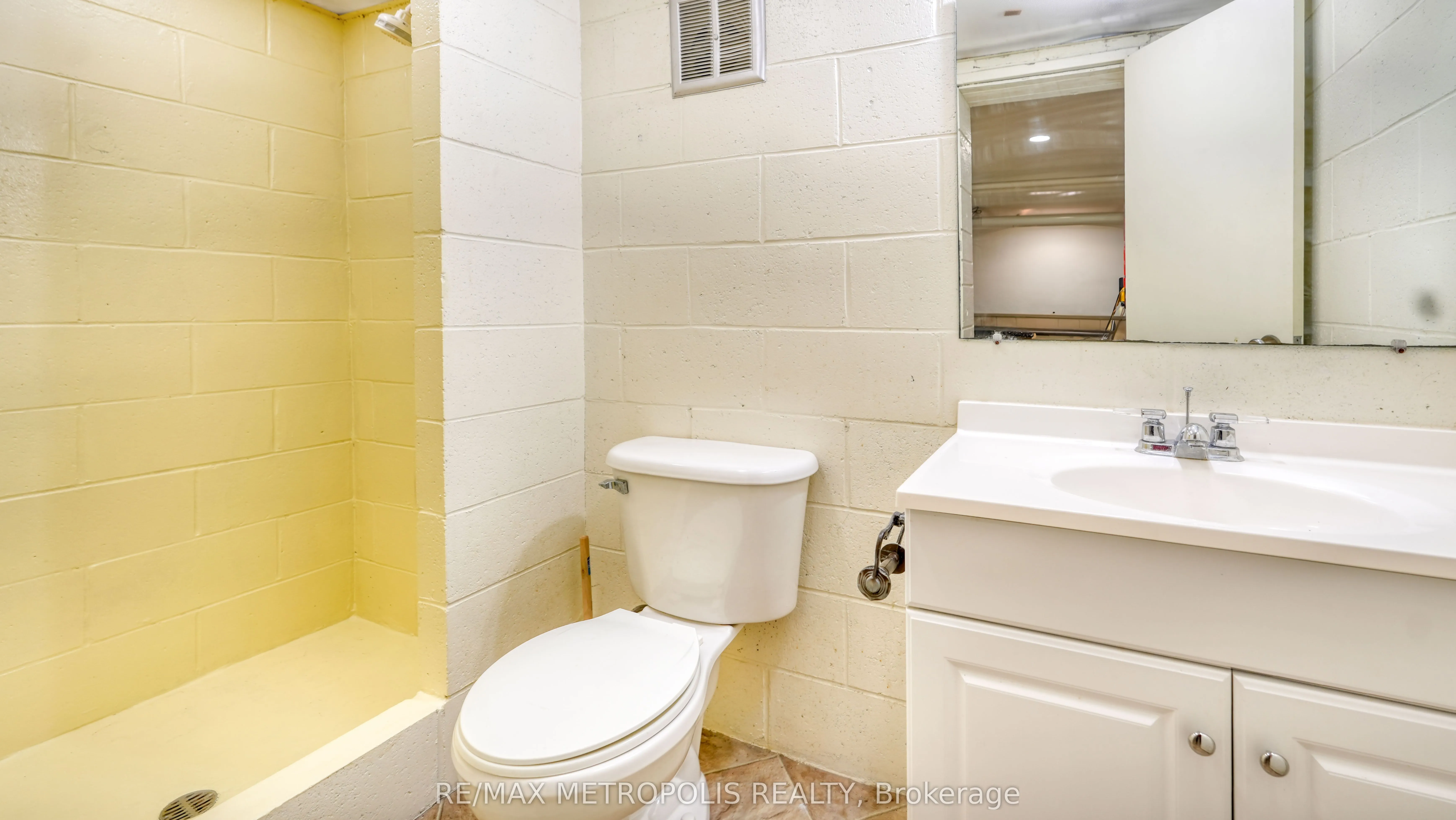 1110 Simcoe Street S, #Upper #3