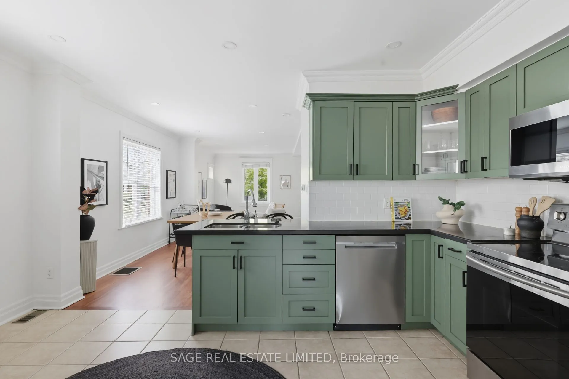 2021 Gerrard Street E