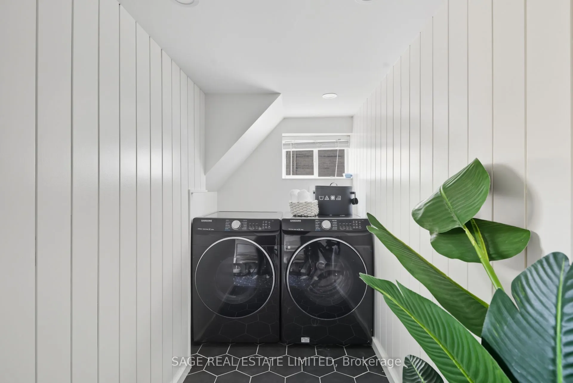 2021 Gerrard Street E