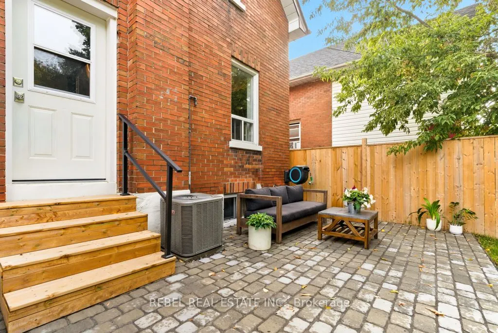 96 Elgin Street W