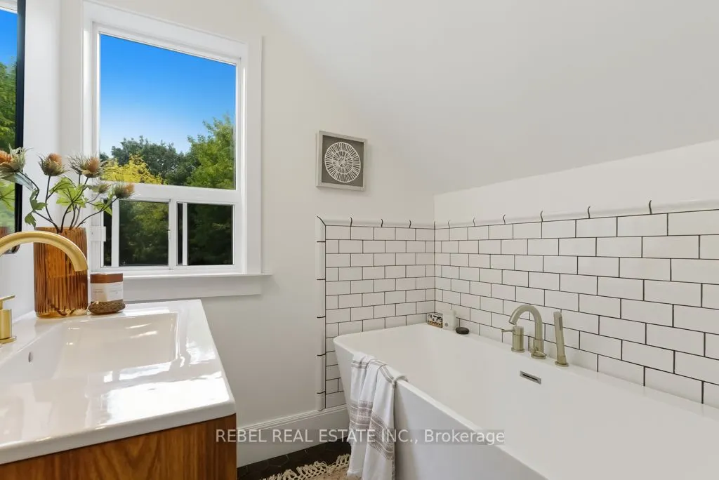 96 Elgin Street W
