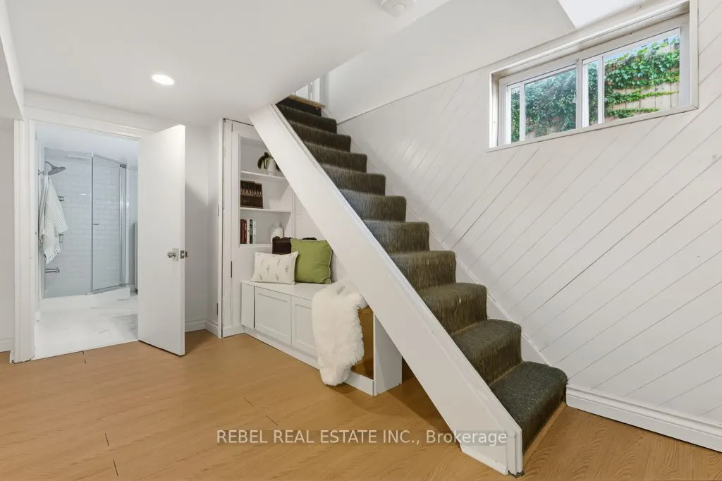 96 Elgin Street W