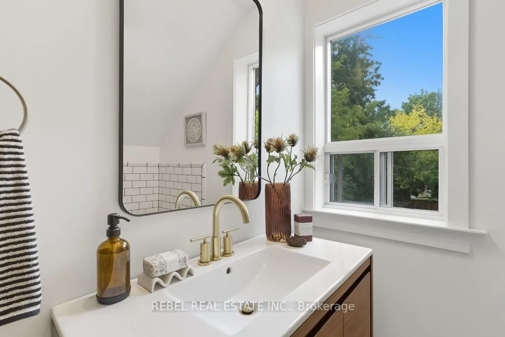 96 Elgin Street W