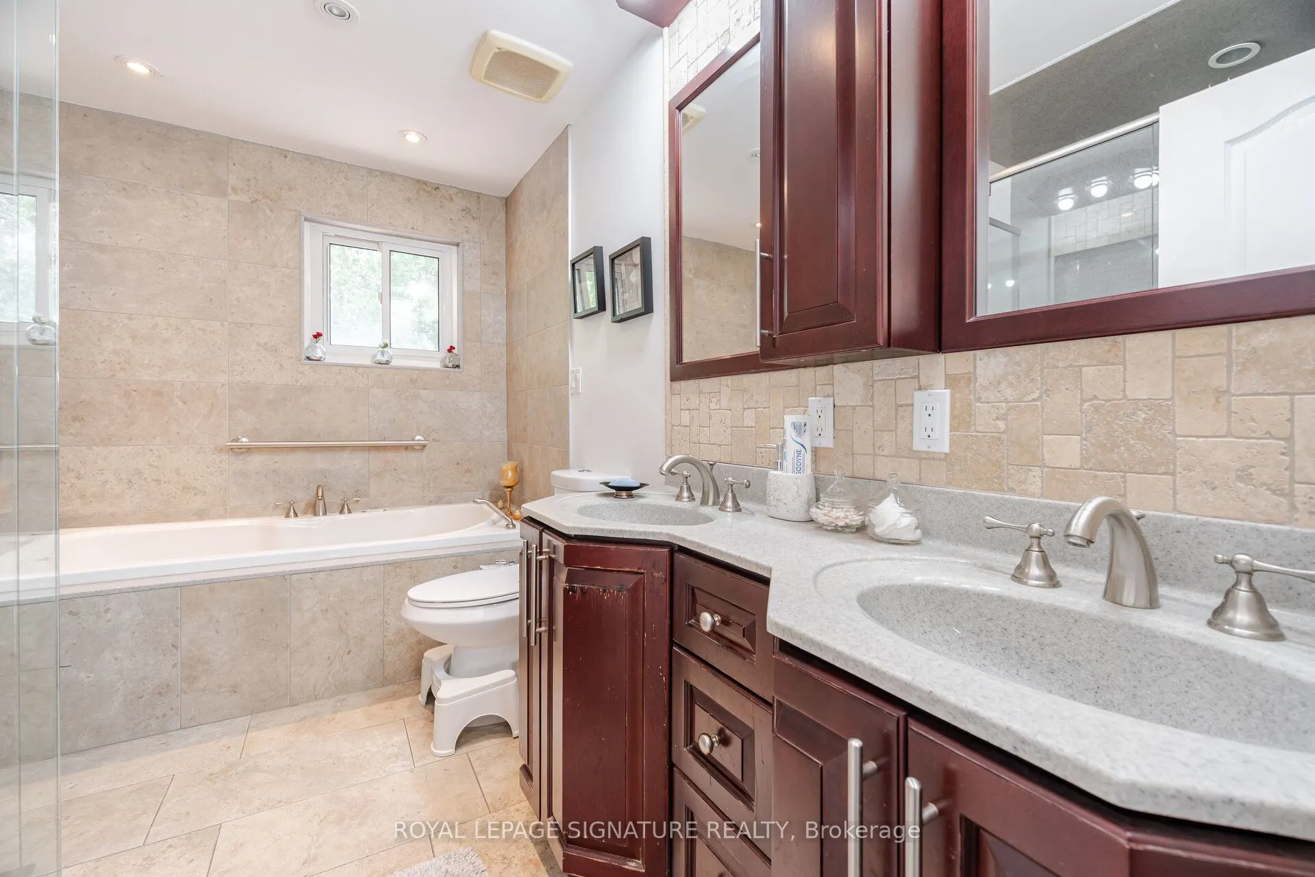574 Antigua Crescent