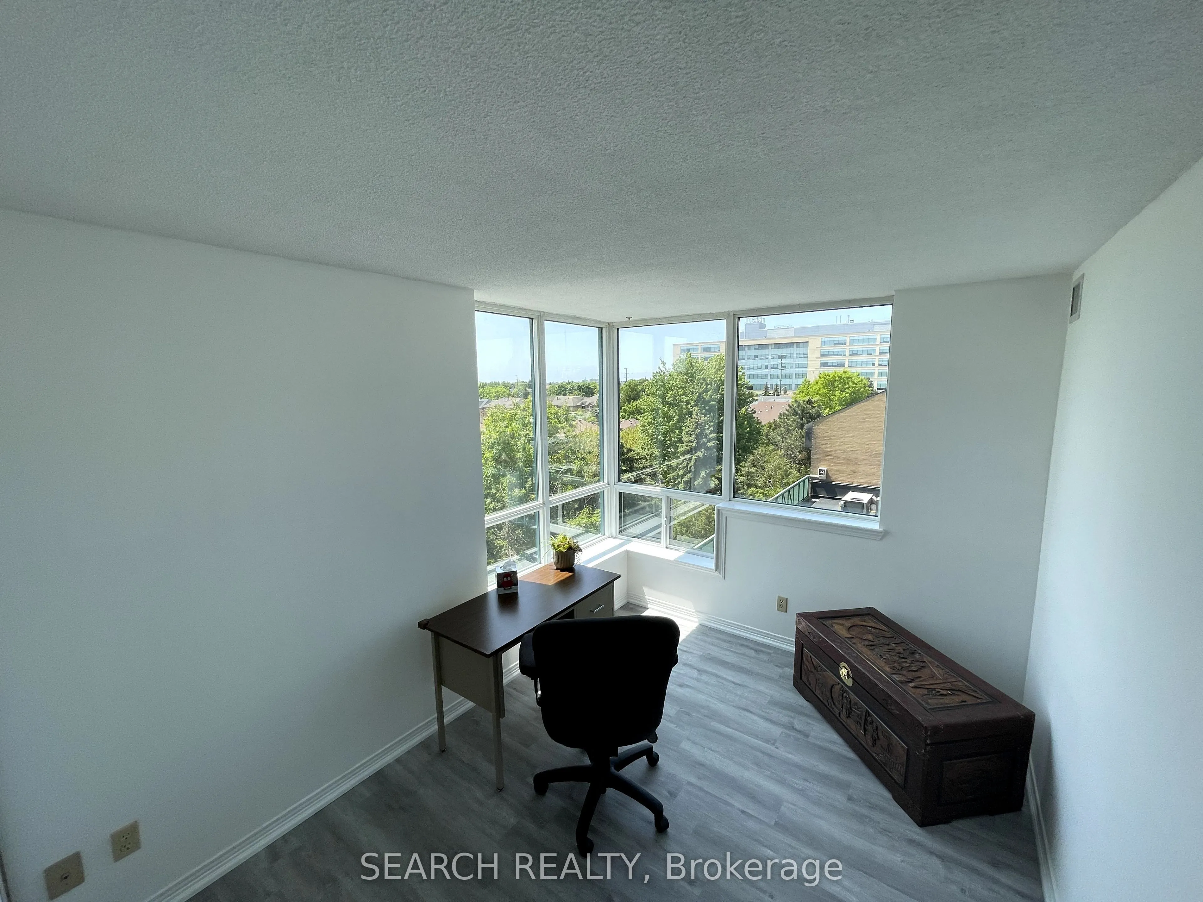 711 Rossland Road E, #505