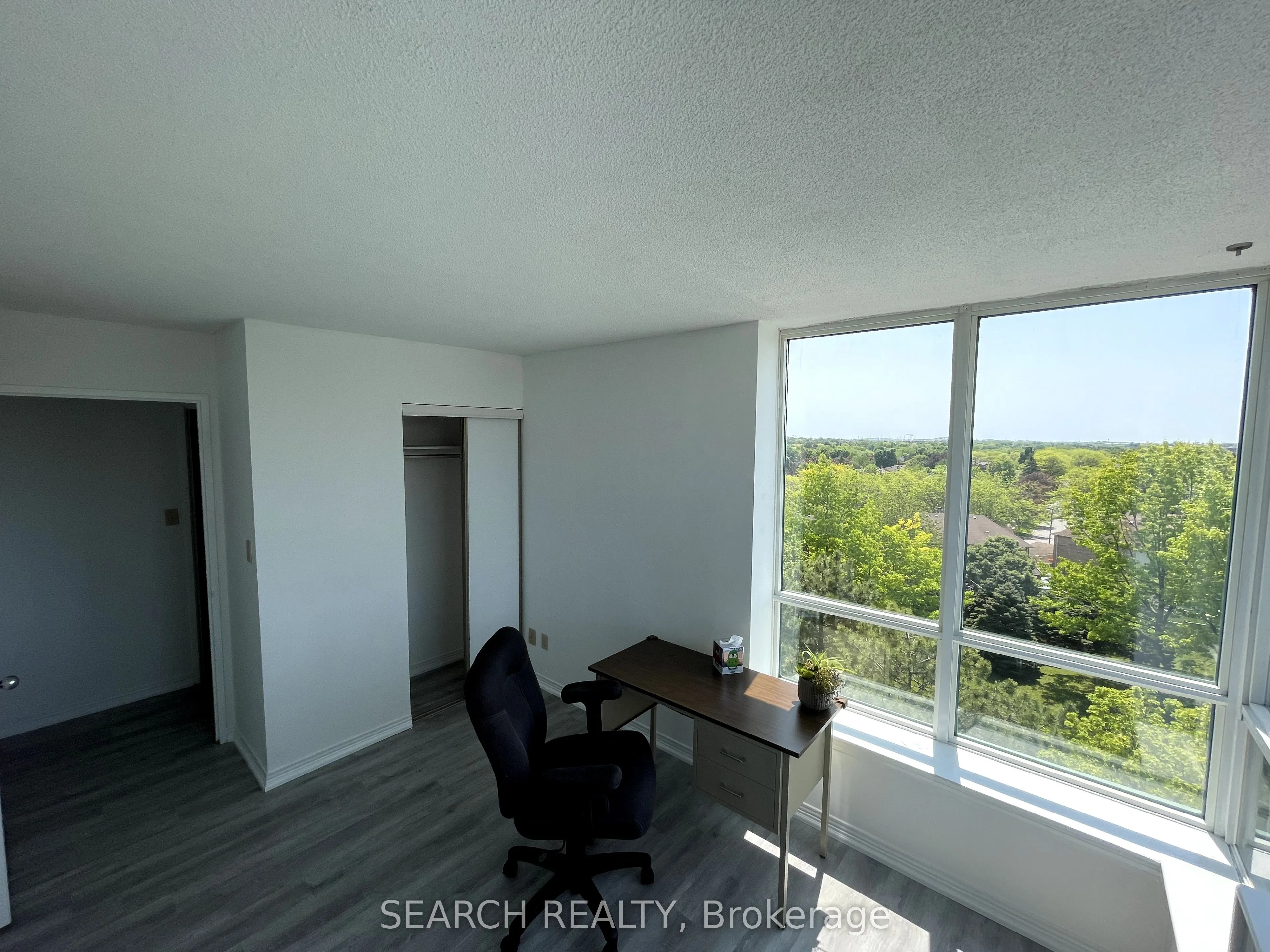 711 Rossland Road E, #505
