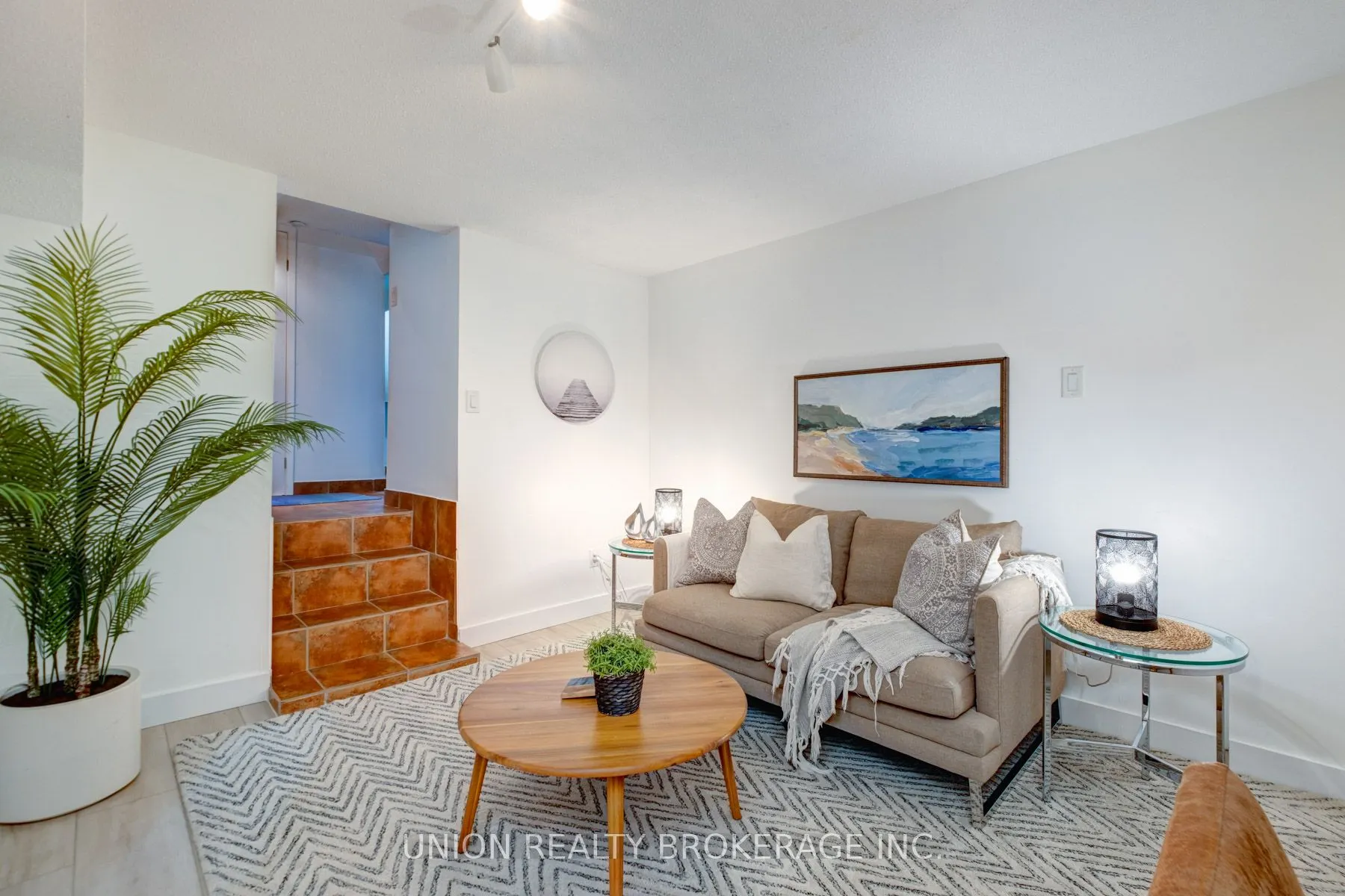 90 Kippendavie Avenue, #9