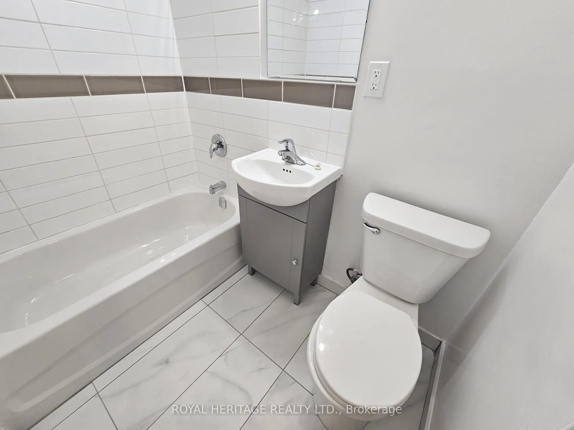 949 Simcoe Street N, #206