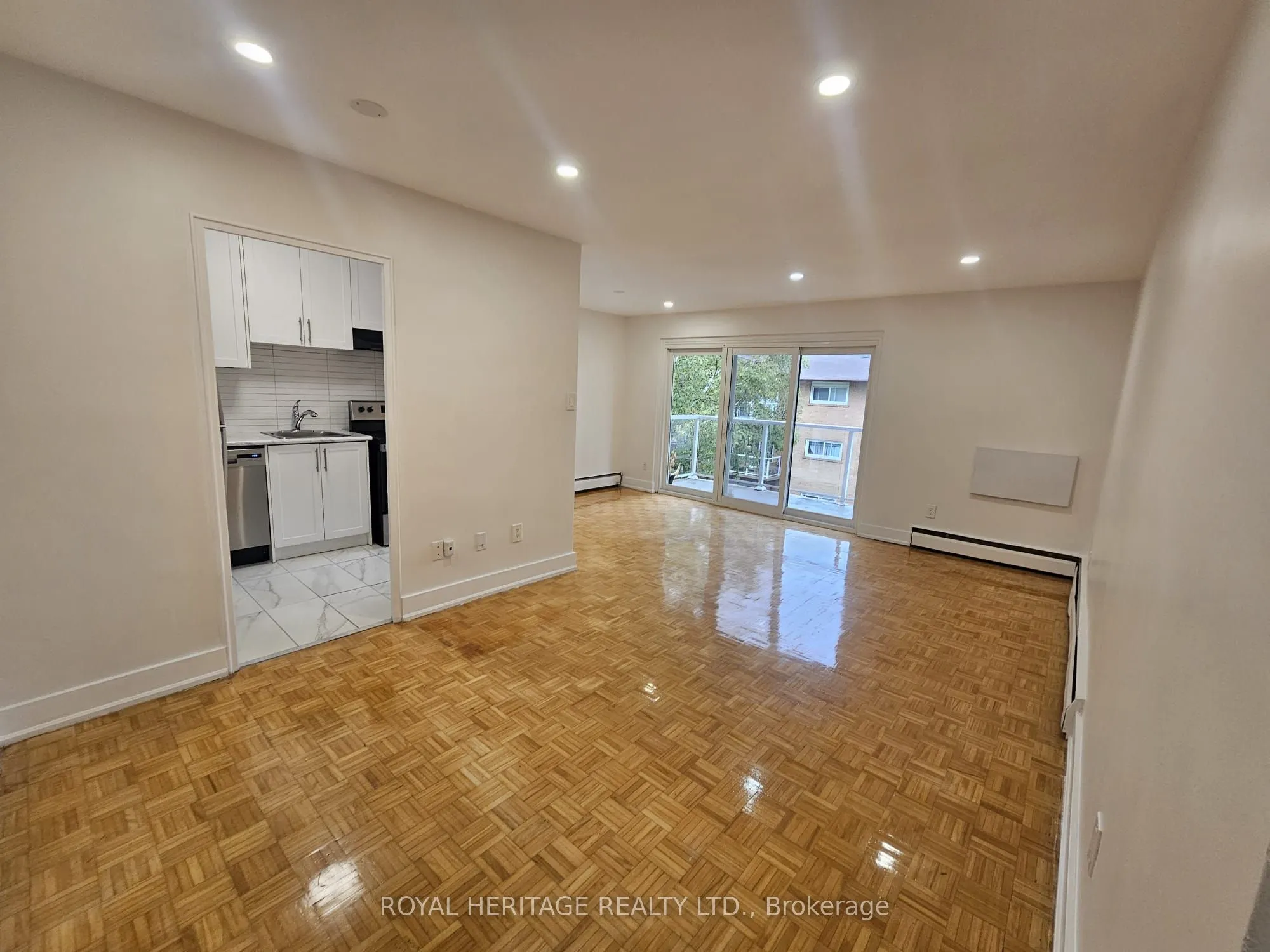 949 Simcoe Street N, #206