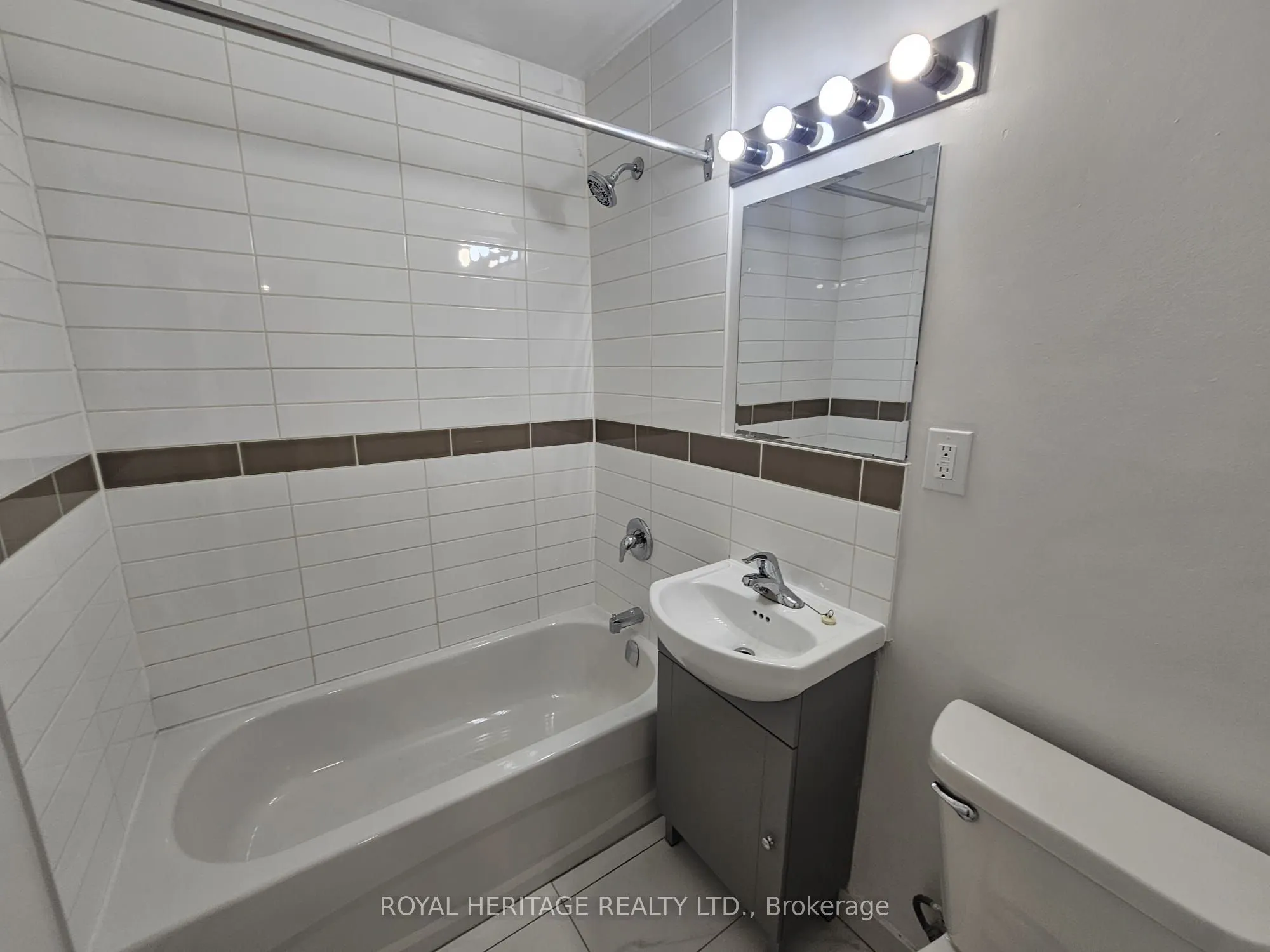 949 Simcoe Street N, #206