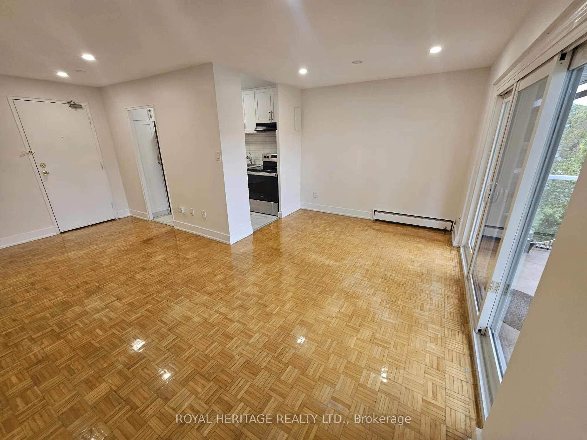 949 Simcoe Street N, #206