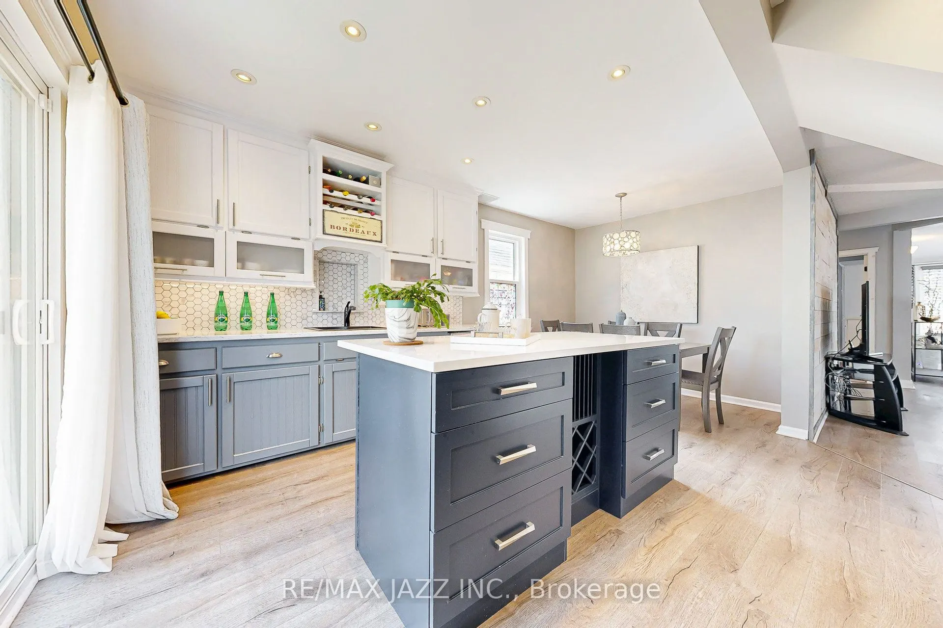 361 Oshawa Boulevard N