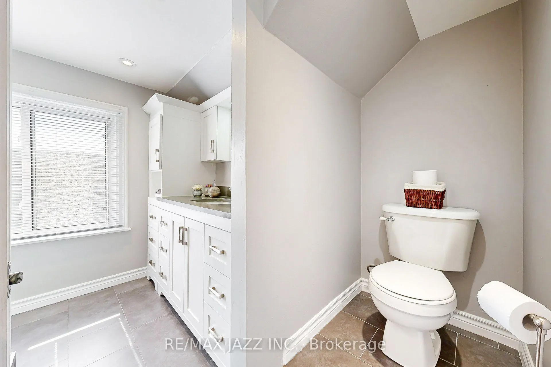 361 Oshawa Boulevard N