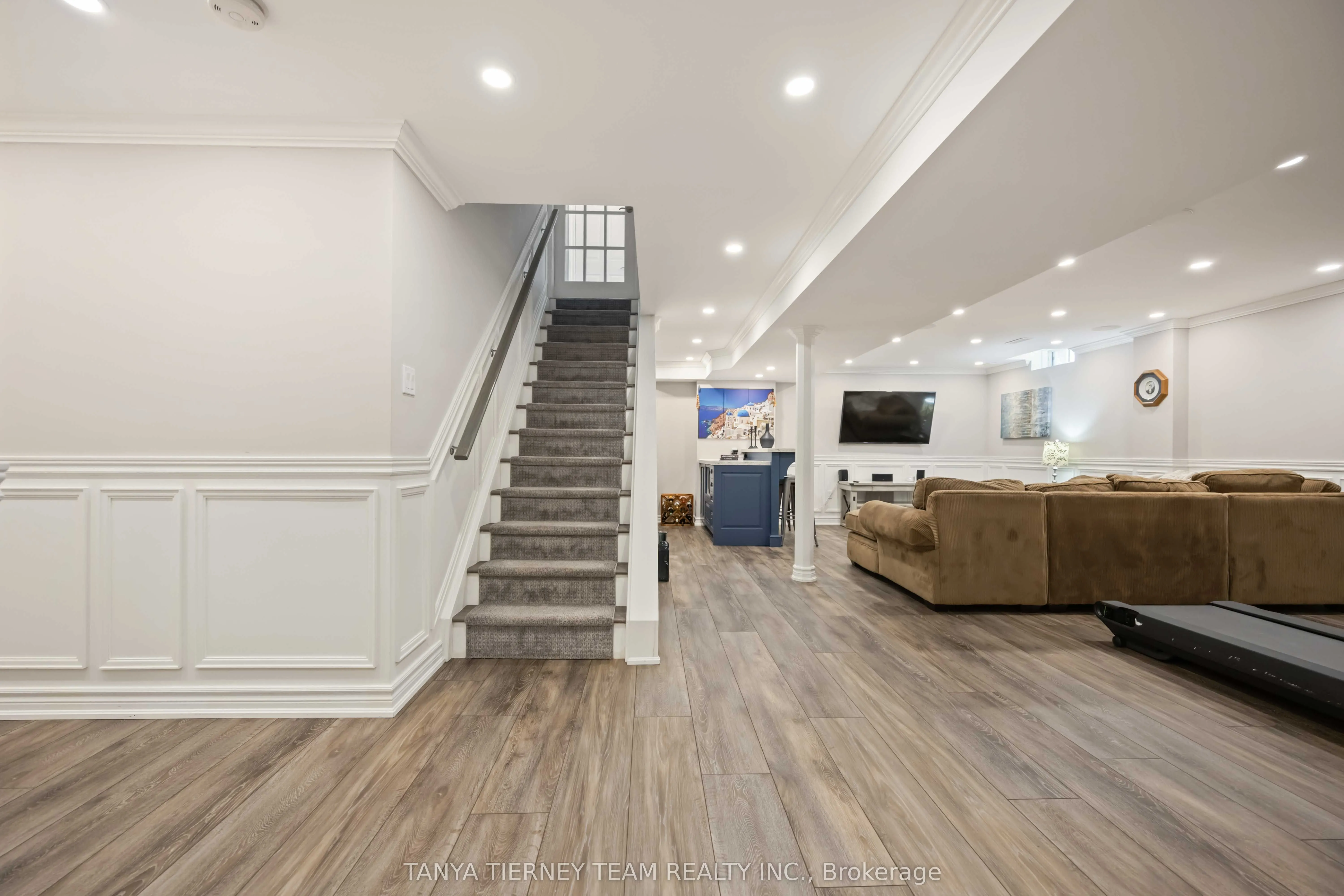 161 Carnwith Drive W