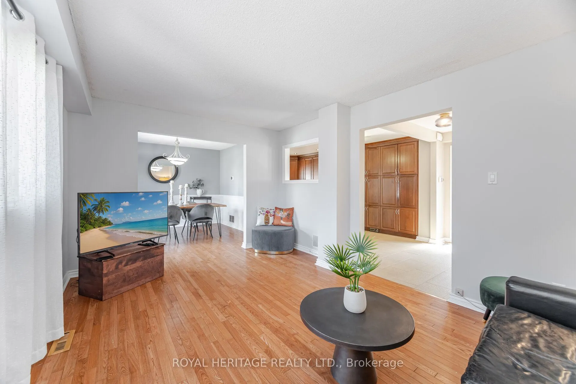 6 Field Crescent